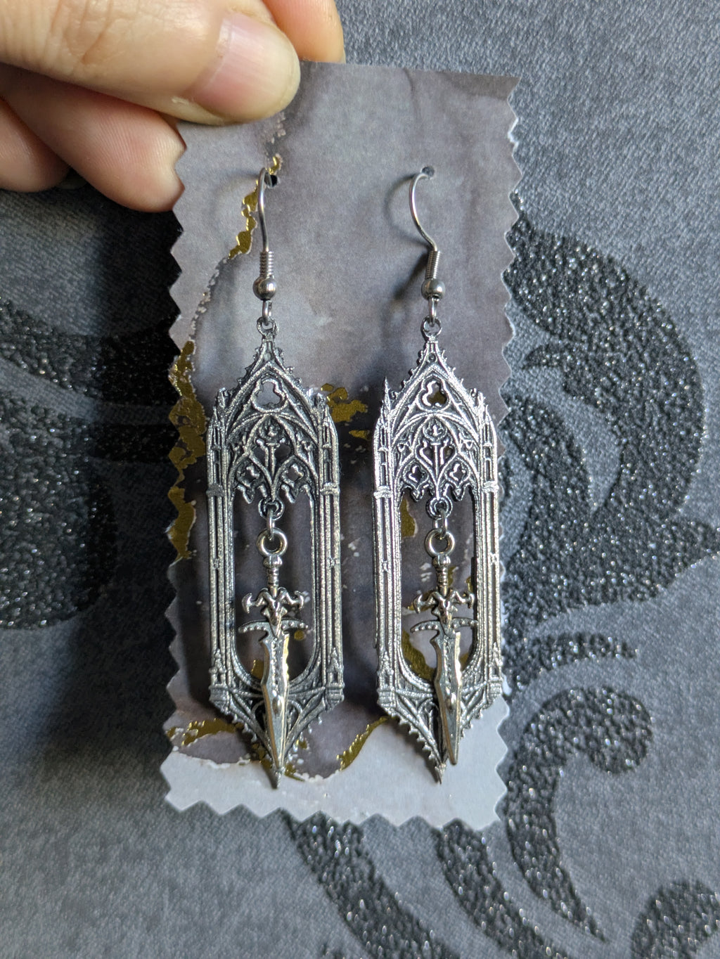 Boucles d'oreilles Épée Gothique en Aluminium – Bijoux Cathédrale Médiévaux Fantasy | Tokyo Stories
