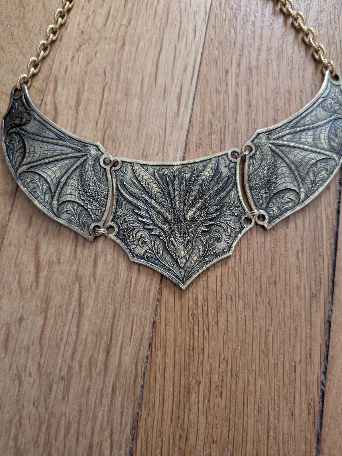 Collier armure Dragon articulé: Ras-le-cou en laiton embossé style Dark Fantasy