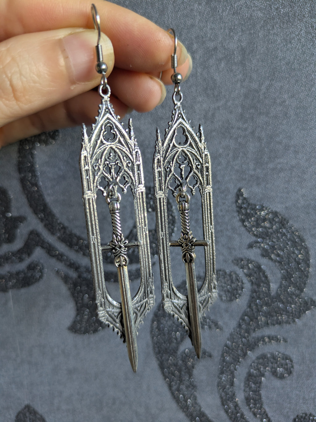 Boucles d'oreilles Épée Gothique en Aluminium – Bijoux Cathédrale Médiévaux Fantasy | Tokyo Stories