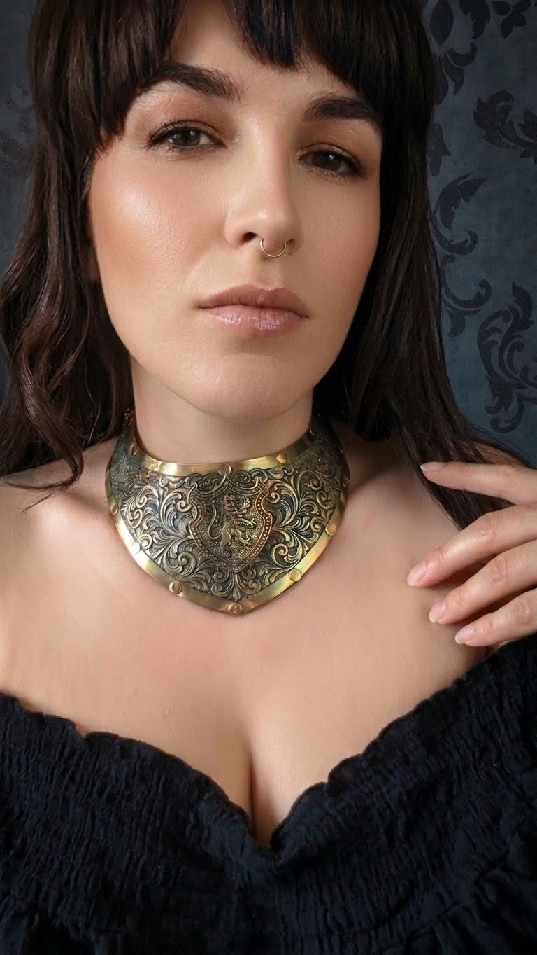 Collier Plastron Gorget – Blason Lion Héraldique Laiton