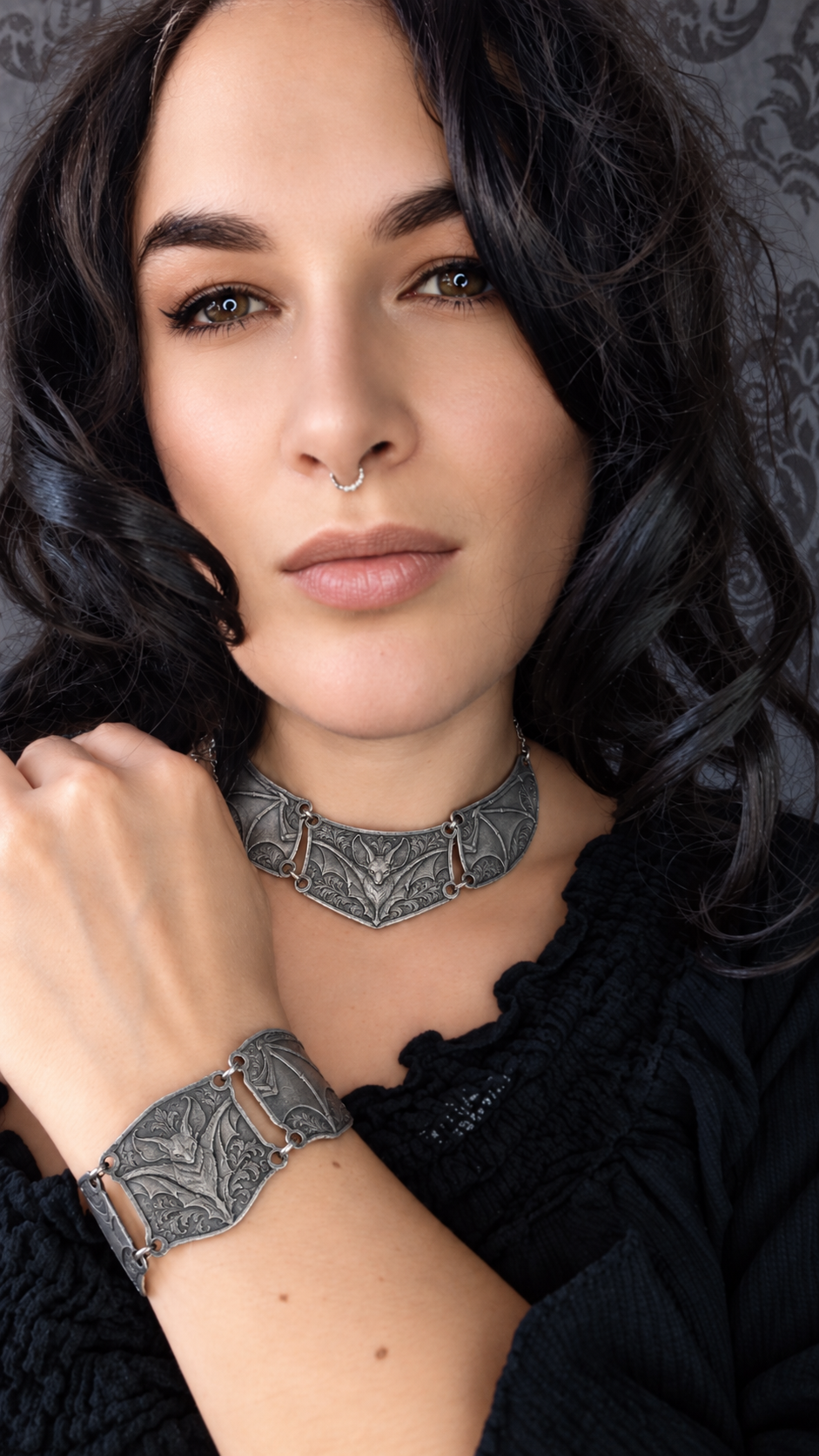 Collier Chauve-Souris – Torque Ras-de-Cou Articulé en Aluminium Embossé – Gothique, Medievalcore & Dark Fantasy