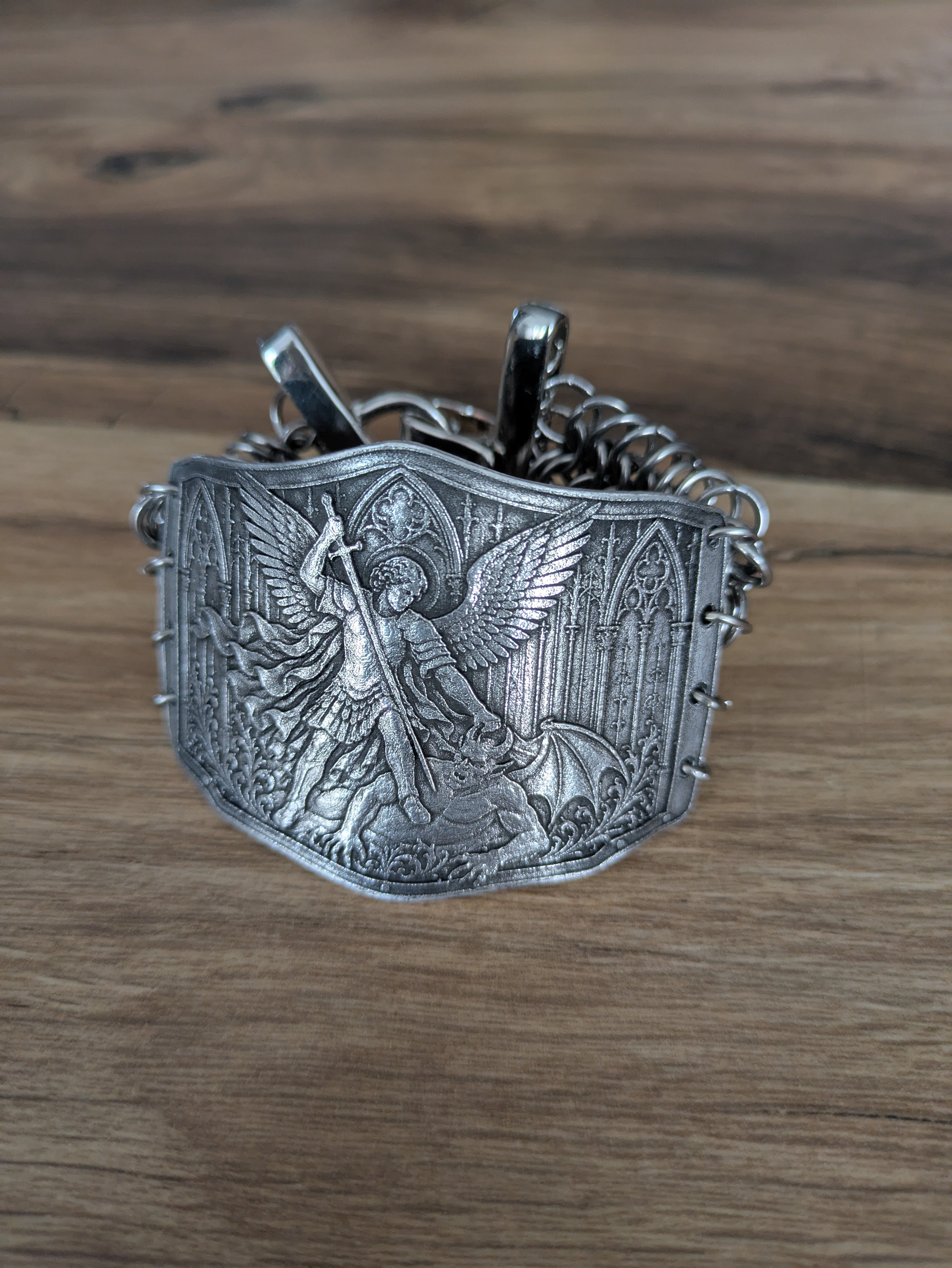 Bracelet Armure Saint Michel Terrassant le Démon – Bijou Medievalcore & Cotte de Maille