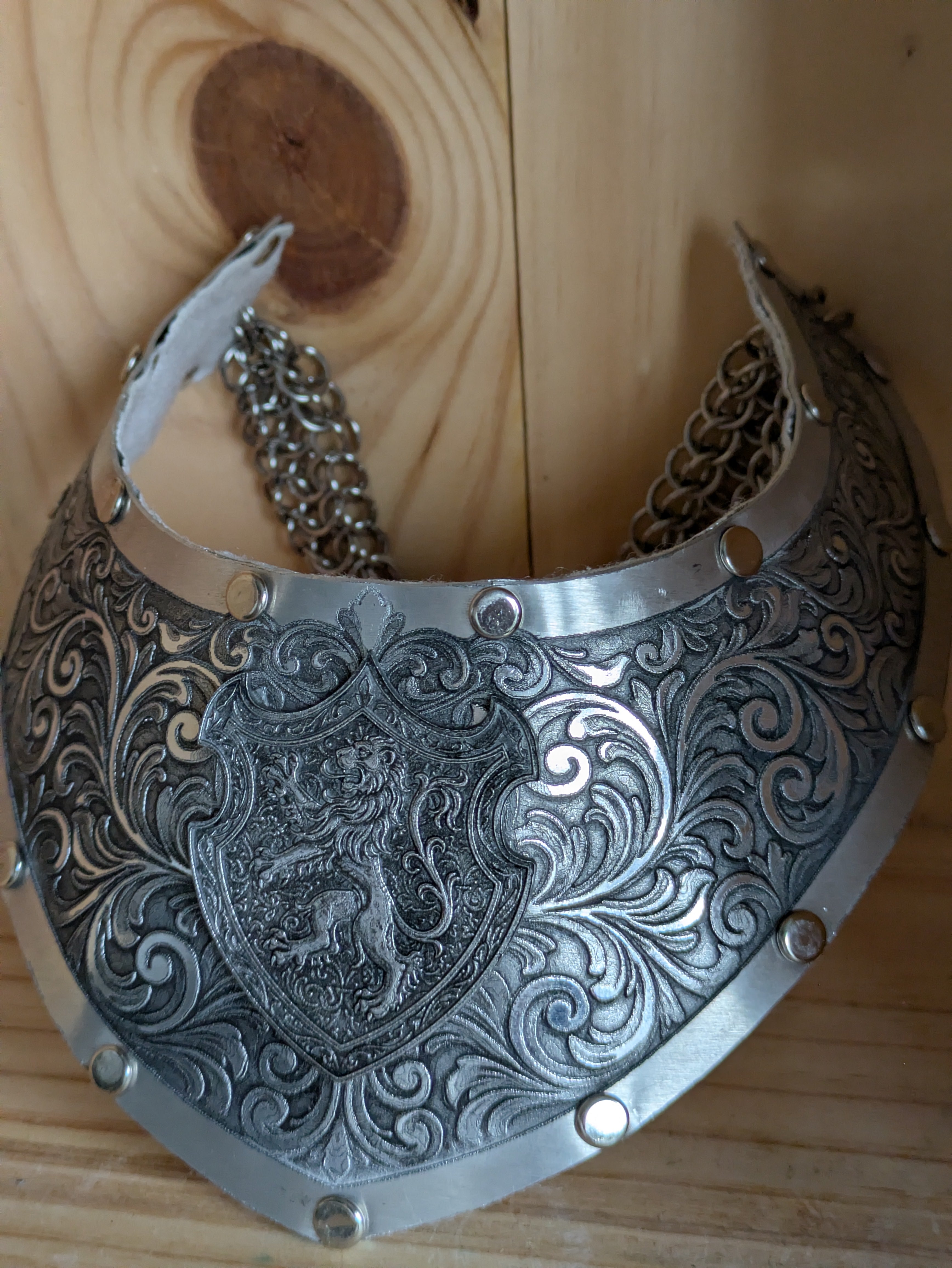 Collier Plastron Gorget – Blason Lion Héraldique Aluminium