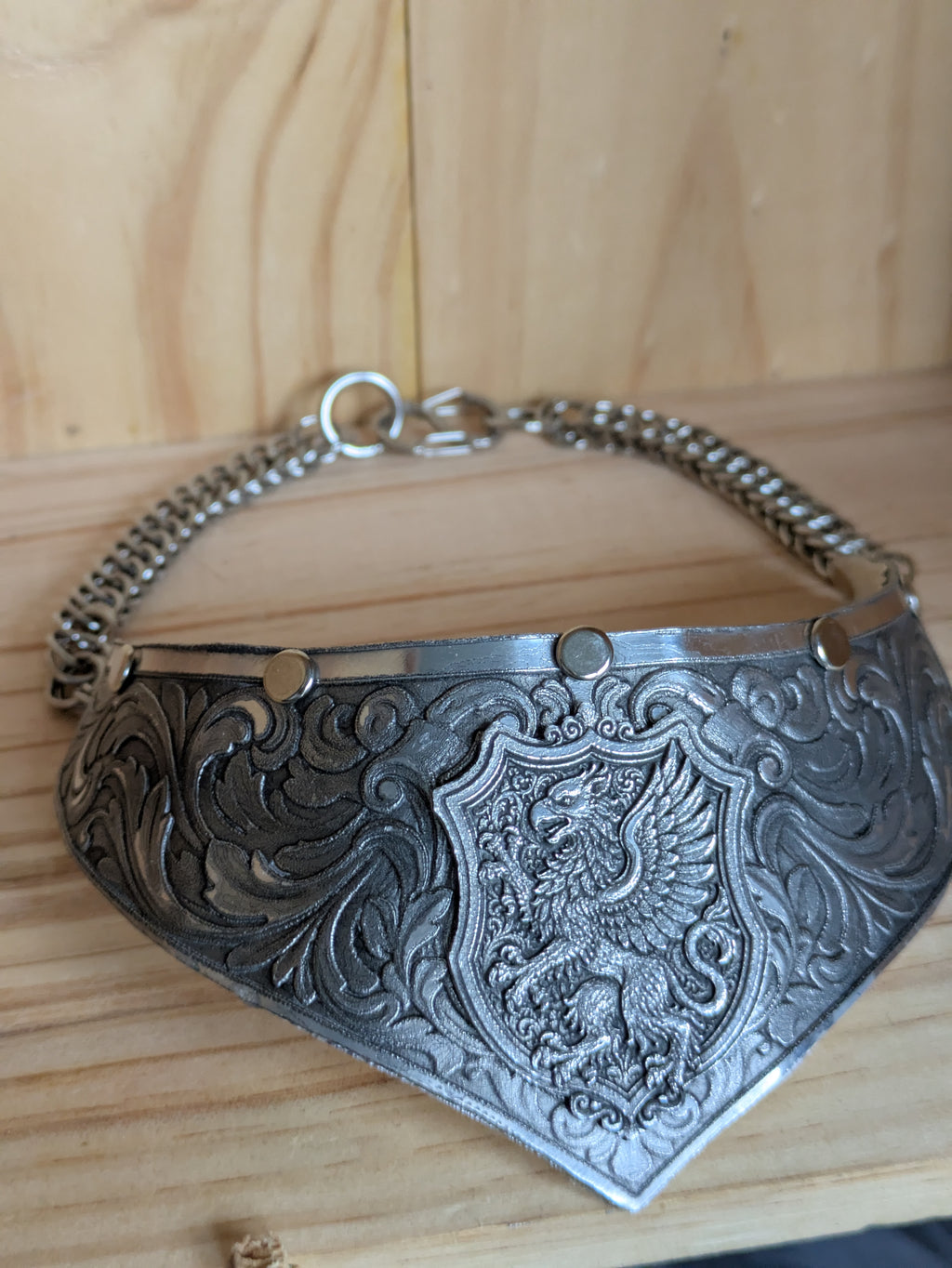 Collier Plastron Gorget – Blason Griffon Héraldique Aluminium