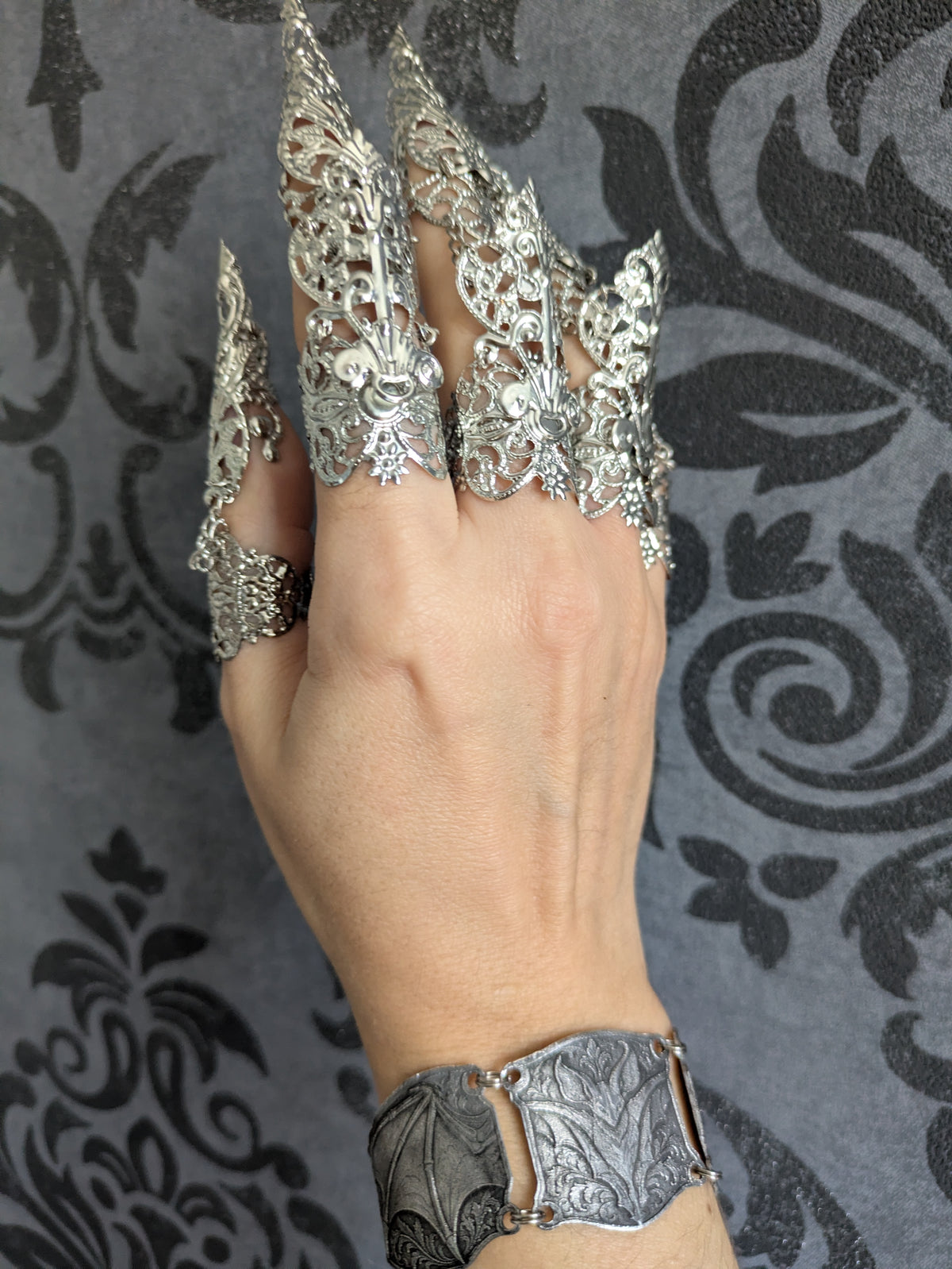 Bracelet Chauve-Souris Enchaînée – Bracelet Armure Articulé en Aluminium Embossé – Medievalcore, Gothique & Dark Fantasy