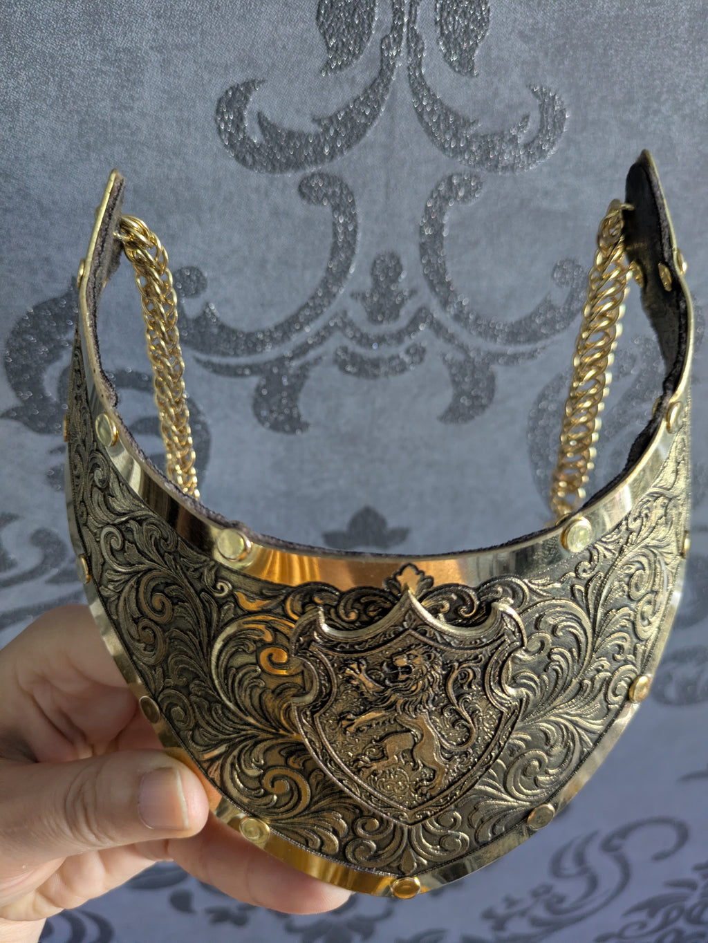 Collier Plastron Gorget – Blason Lion Héraldique Laiton