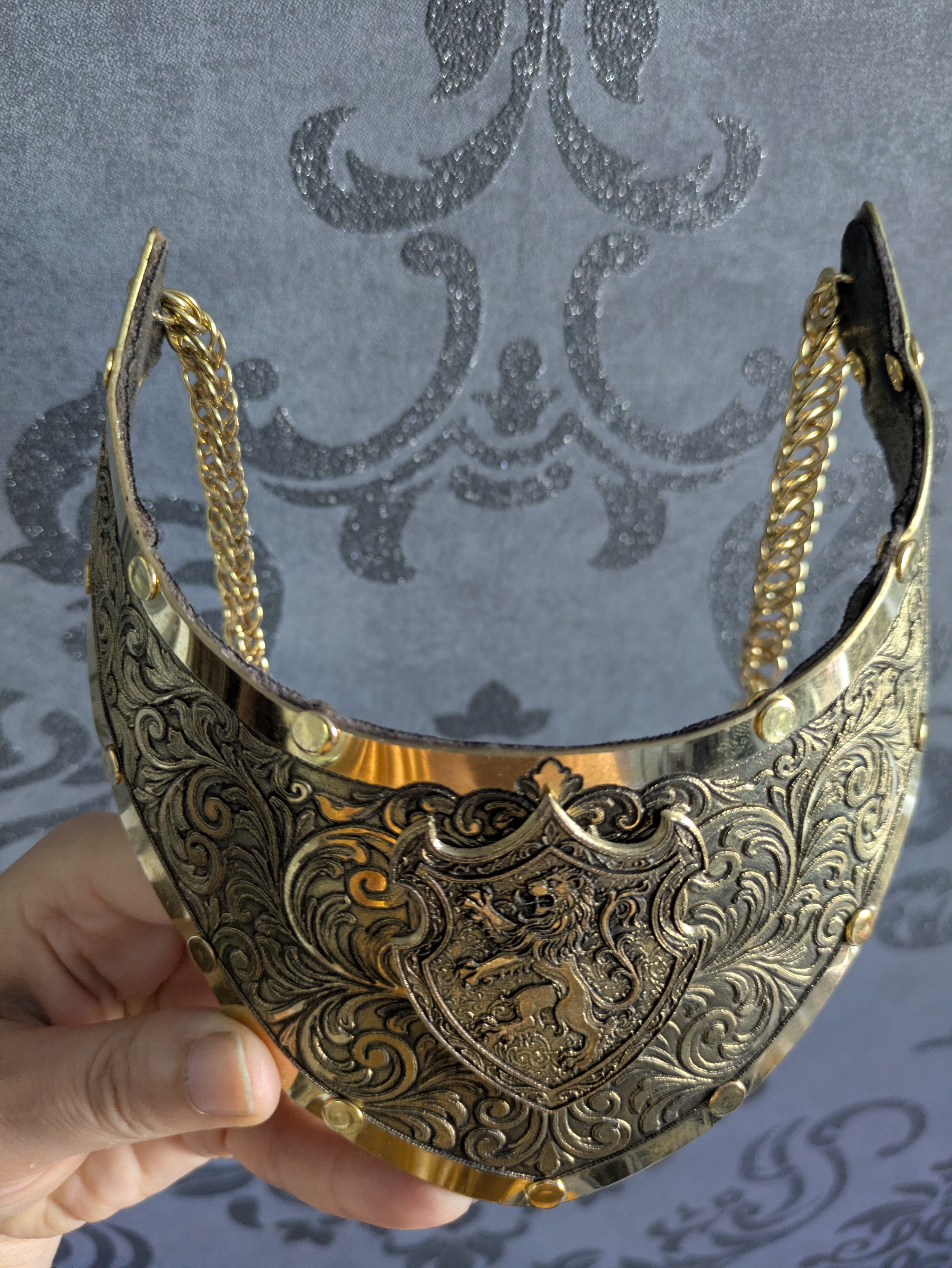 Collier Plastron Gorget – Blason Lion Héraldique Laiton