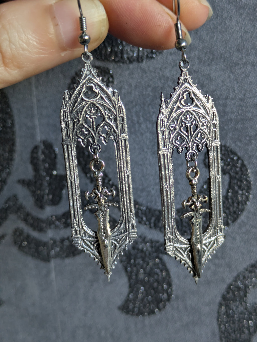 Boucles d'oreilles Épée Gothique en Aluminium – Bijoux Cathédrale Médiévaux Fantasy | Tokyo Stories