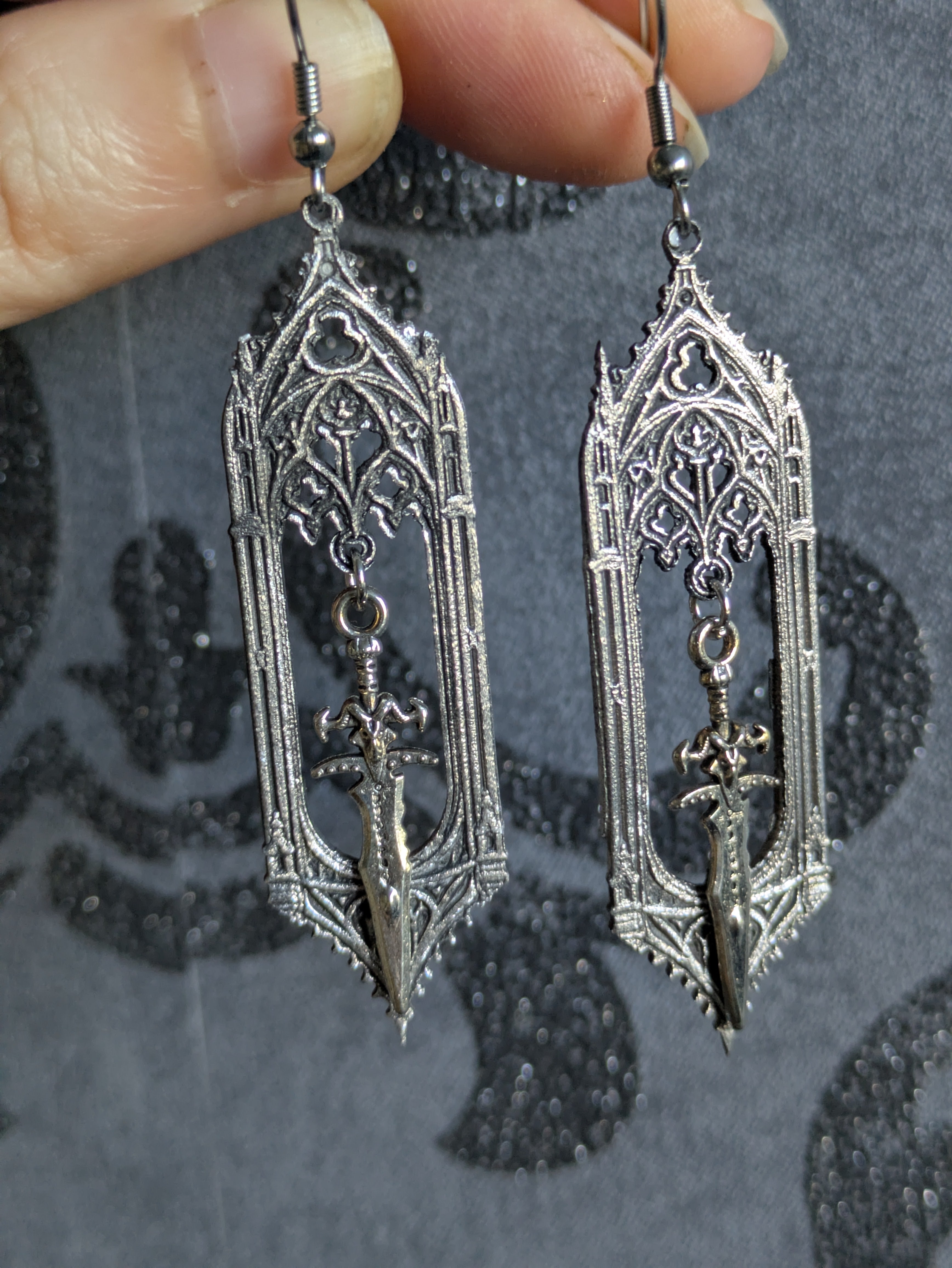 Boucles d'oreilles Épée Gothique en Aluminium – Bijoux Cathédrale Médiévaux Fantasy | Tokyo Stories
