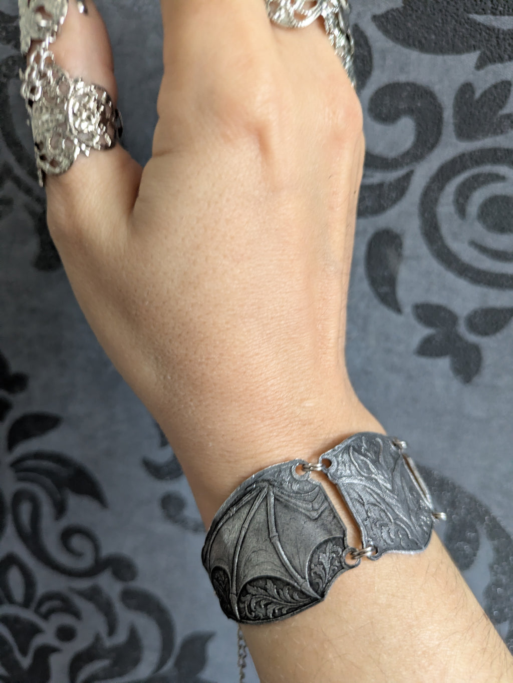 Bracelet Chauve-Souris Enchaînée – Bracelet Armure Articulé en Aluminium Embossé – Medievalcore, Gothique & Dark Fantasy