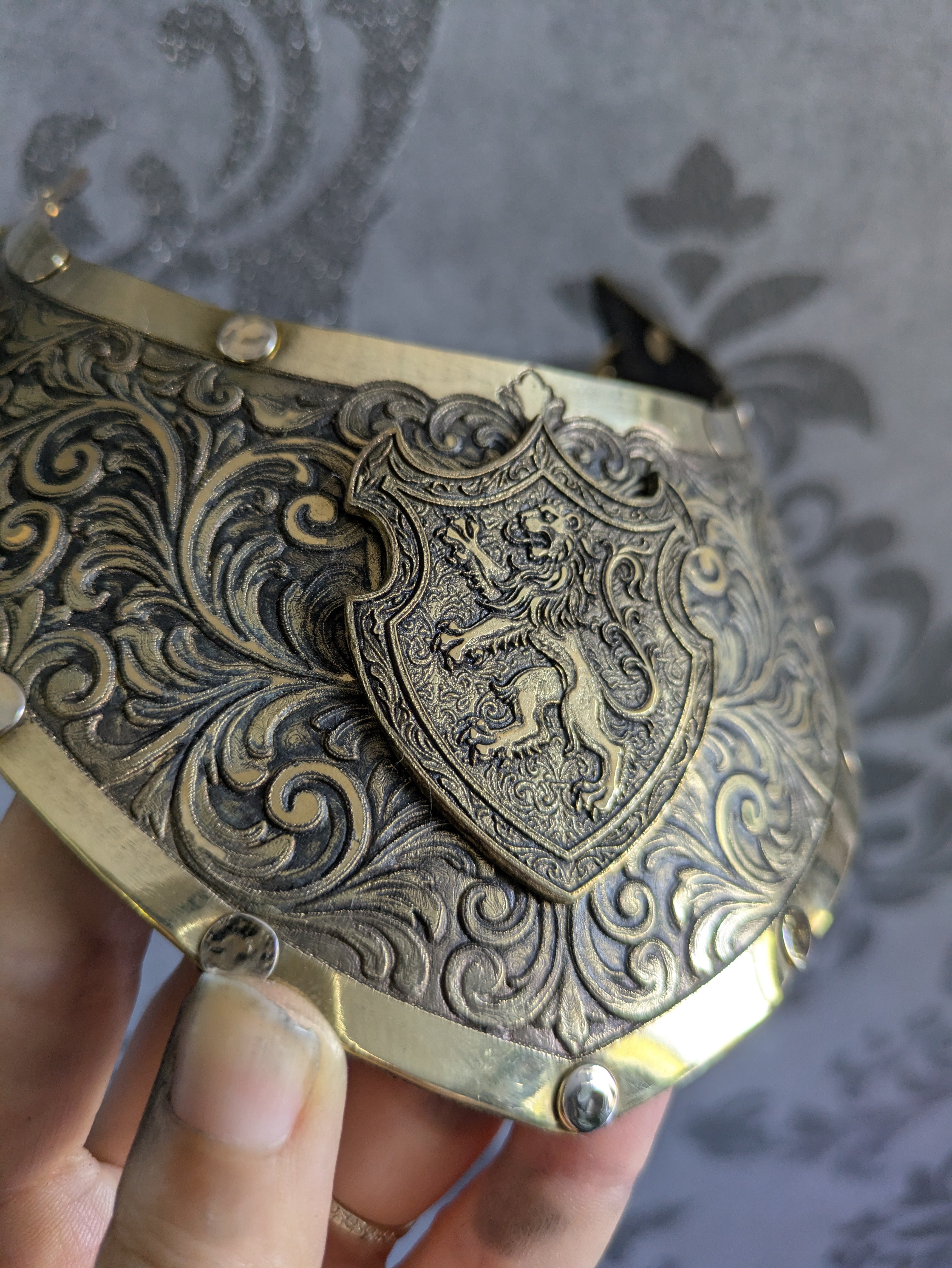 Collier Plastron Gorget – Blason Lion Héraldique Laiton