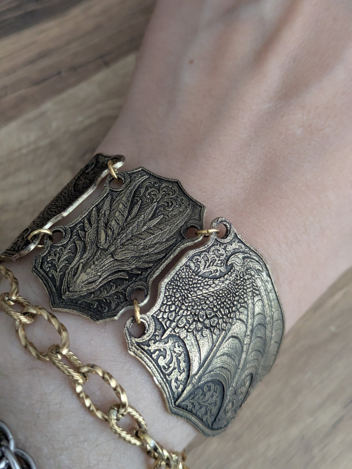 Bracelet armure Dragon articulé: Bracelet en laiton embossé style Medievalcore