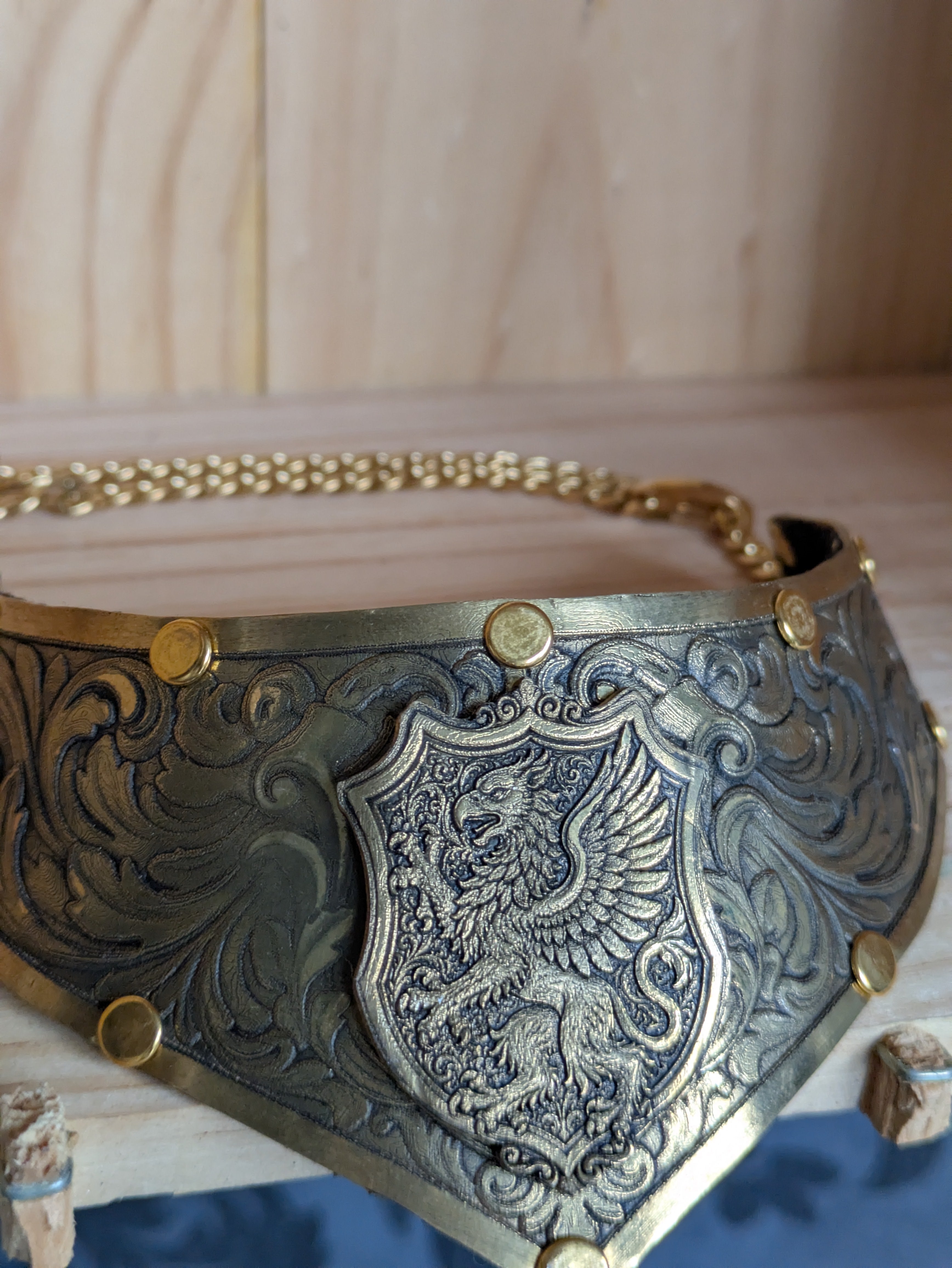 Collier Plastron Gorget Laiton – Blason Griffon Héraldique