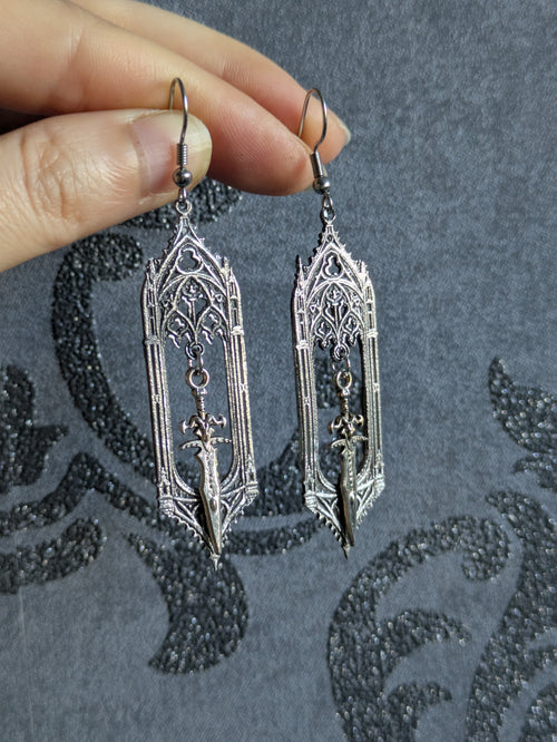 Boucles d'oreilles Épée Gothique en Aluminium – Bijoux Cathédrale Médiévaux Fantasy | Tokyo Stories