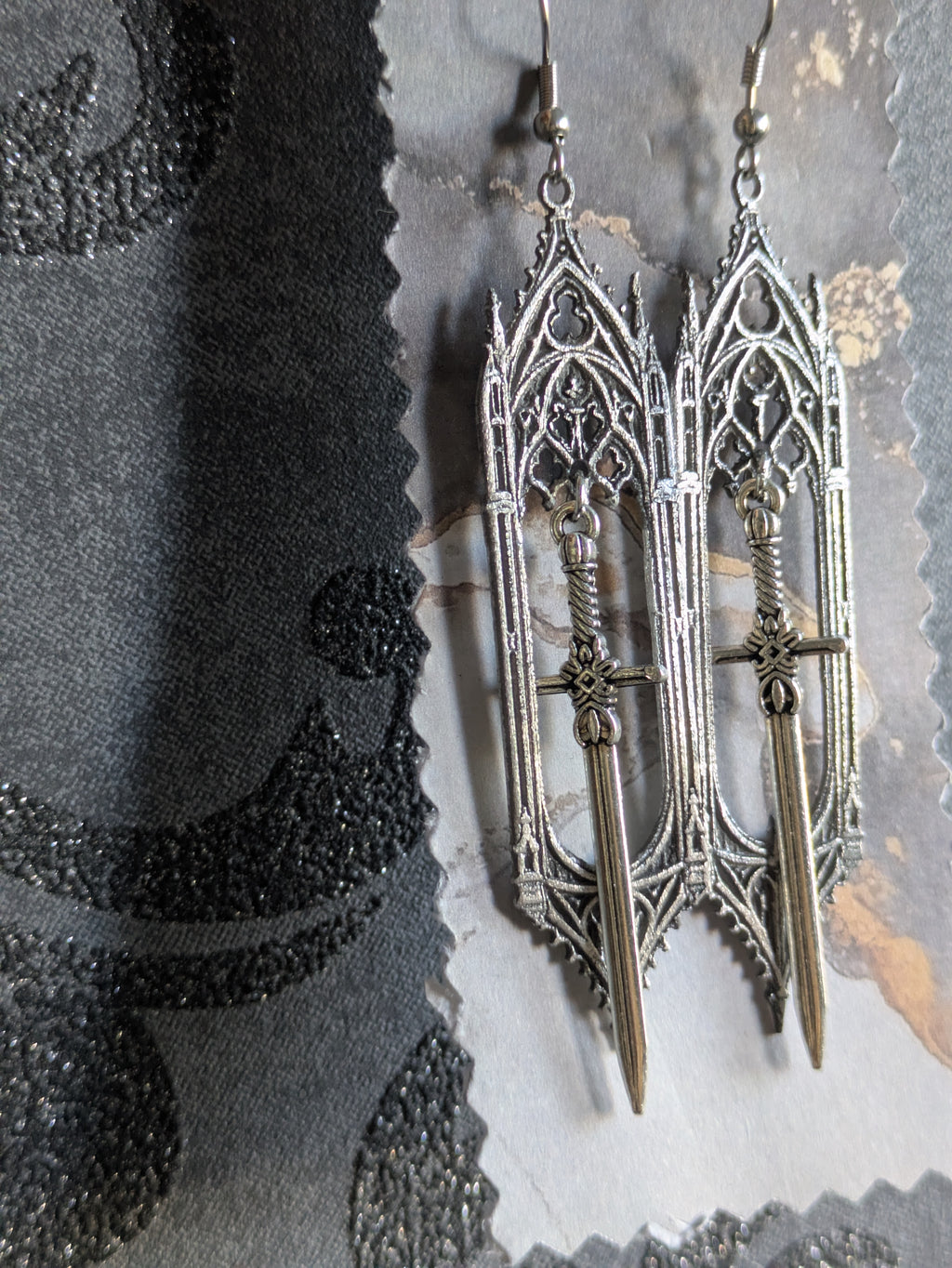 Boucles d'oreilles Épée Gothique en Aluminium – Bijoux Cathédrale Médiévaux Fantasy | Tokyo Stories