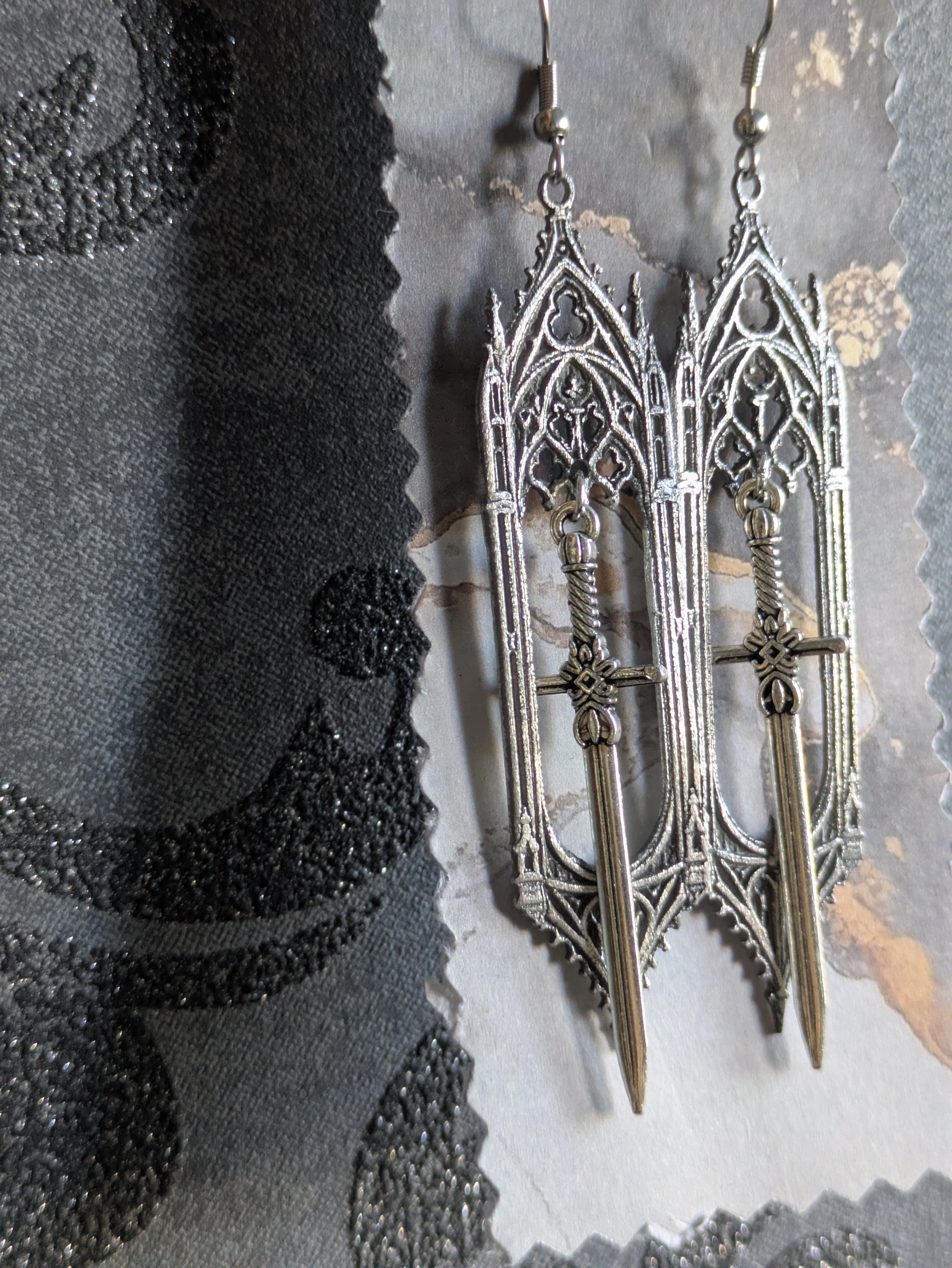 Boucles d'oreilles Épée Gothique en Aluminium – Bijoux Cathédrale Médiévaux Fantasy | Tokyo Stories