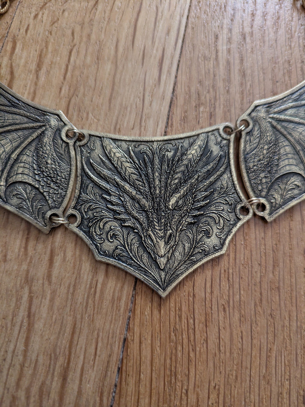 Collier armure Dragon articulé: Ras-le-cou en laiton embossé style Dark Fantasy