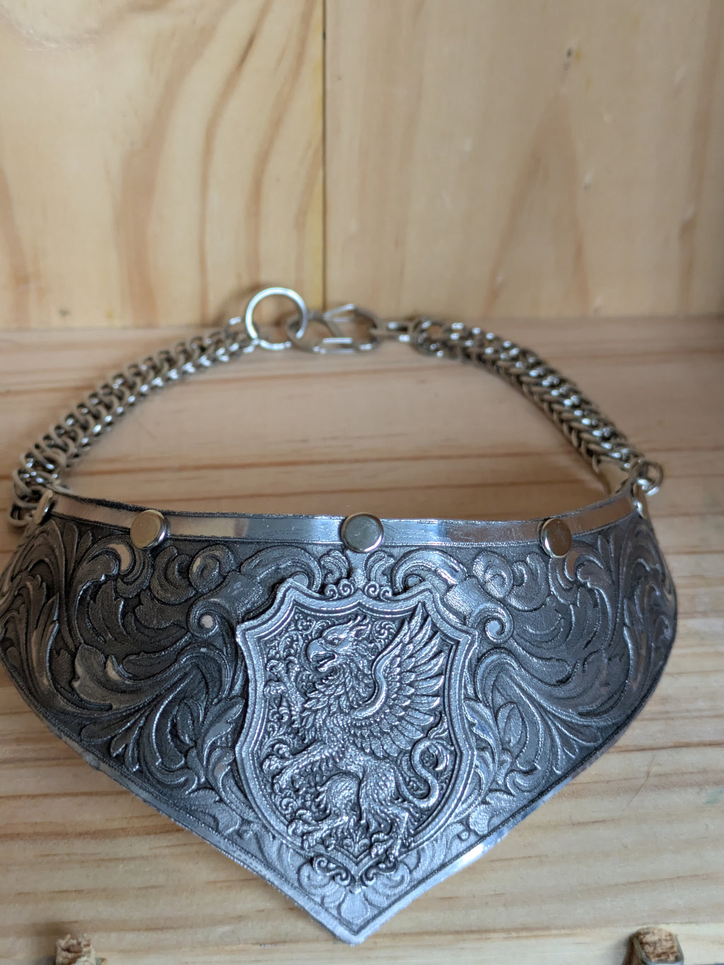 Collier Plastron Gorget – Blason Griffon Héraldique Aluminium
