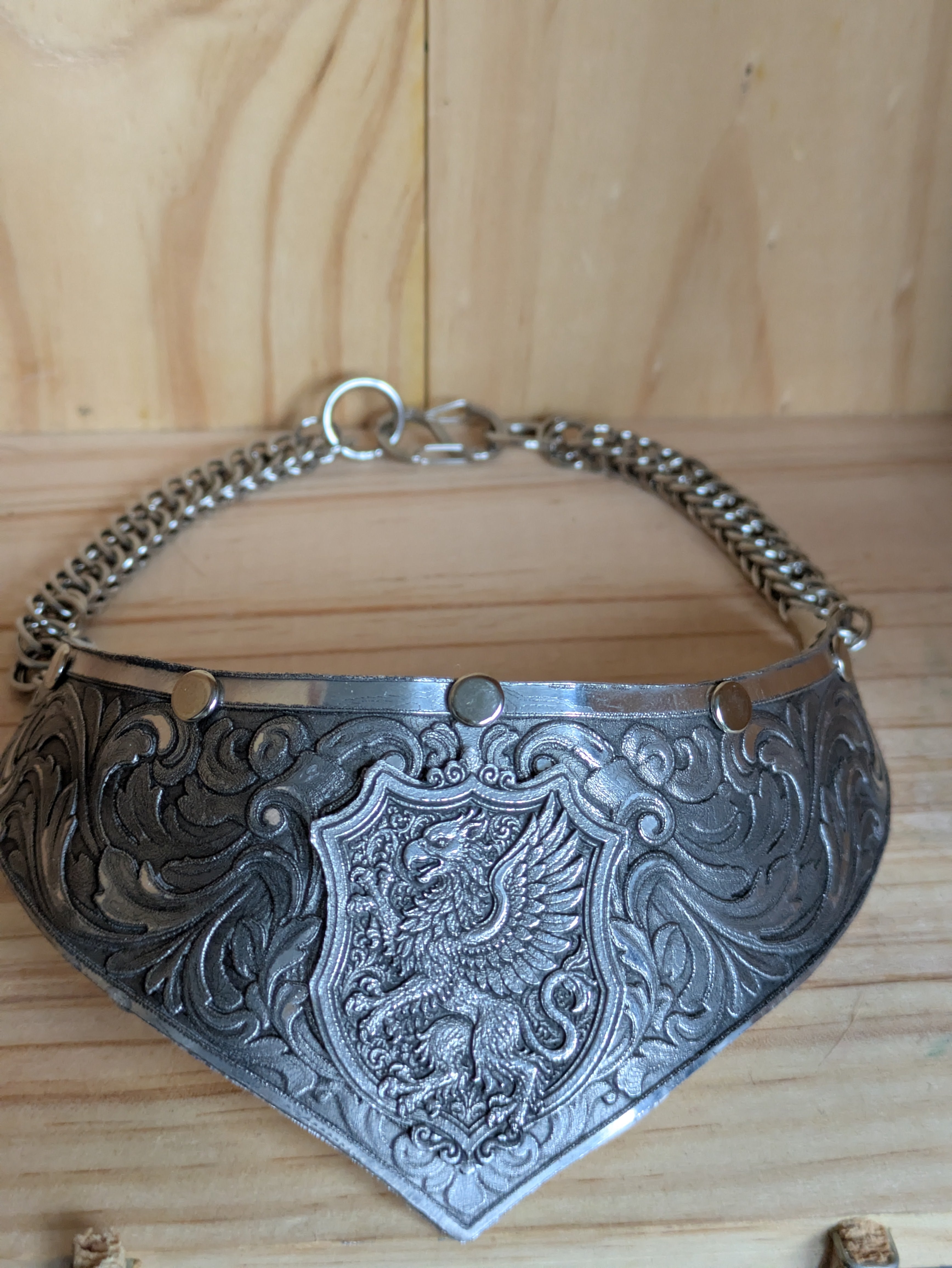 Collier Plastron Gorget – Blason Griffon Héraldique Aluminium