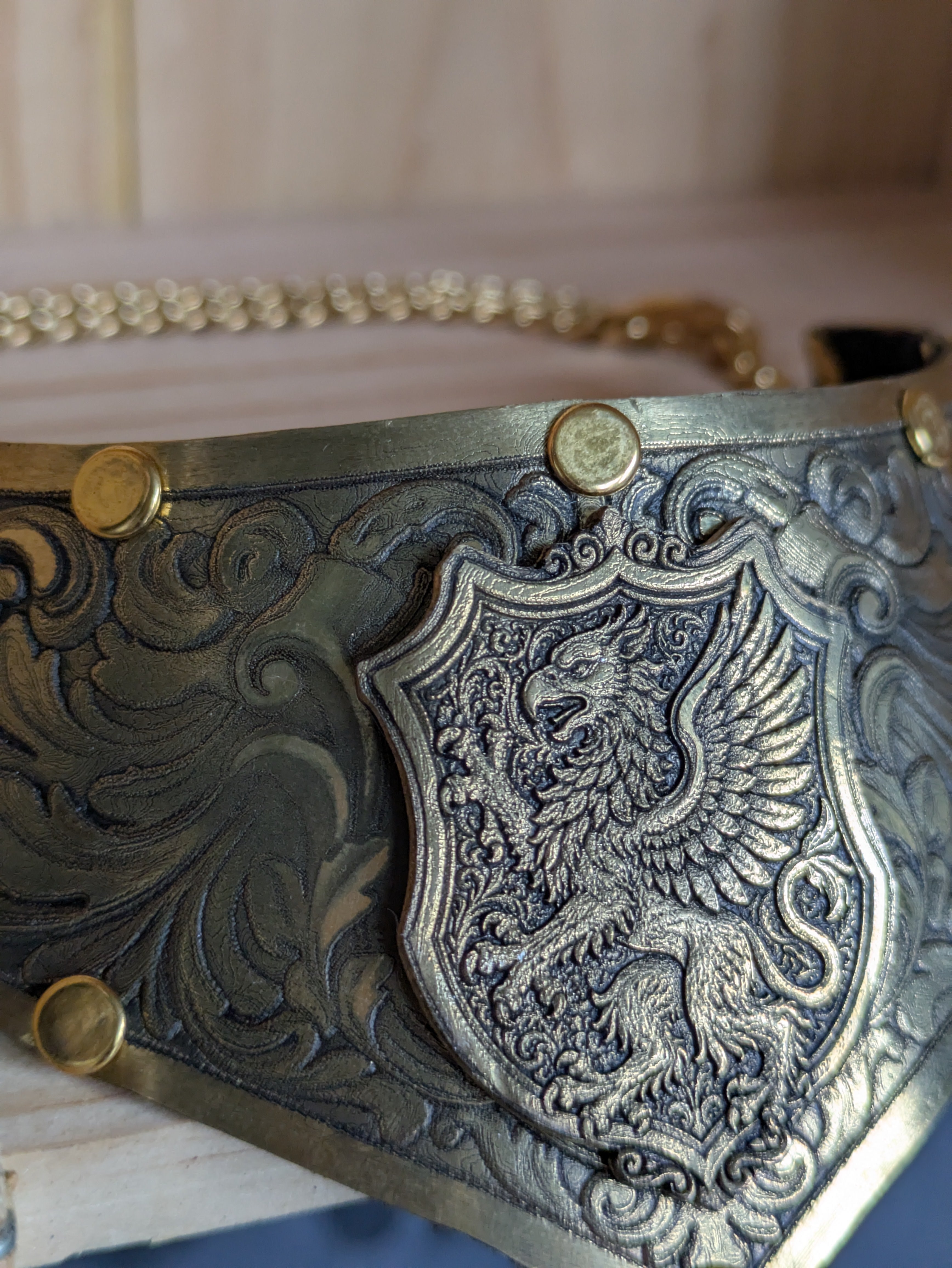 Collier Plastron Gorget Laiton – Blason Griffon Héraldique