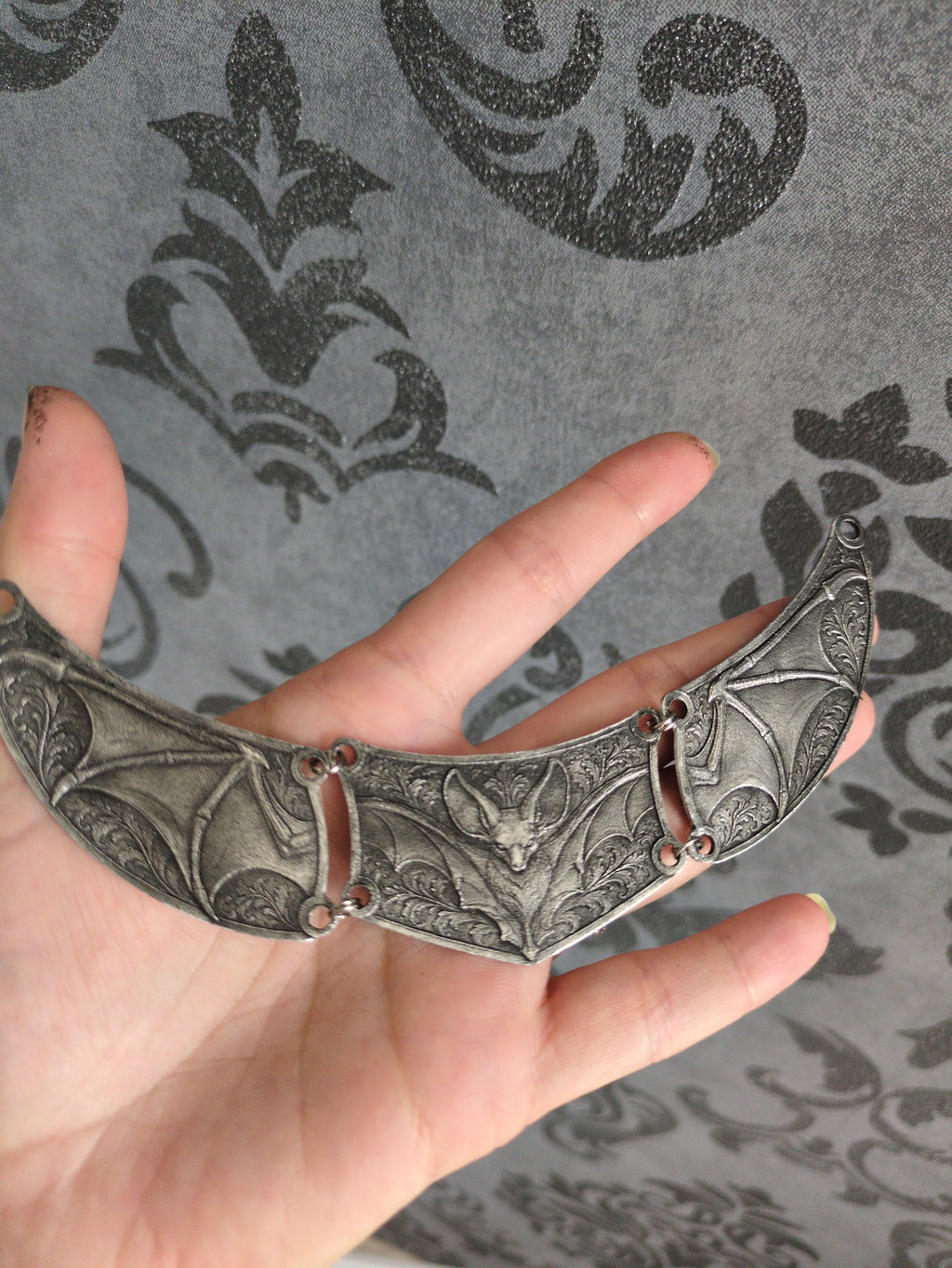 Collier Chauve-Souris – Torque Ras-de-Cou Articulé en Aluminium Embossé – Gothique, Medievalcore & Dark Fantasy