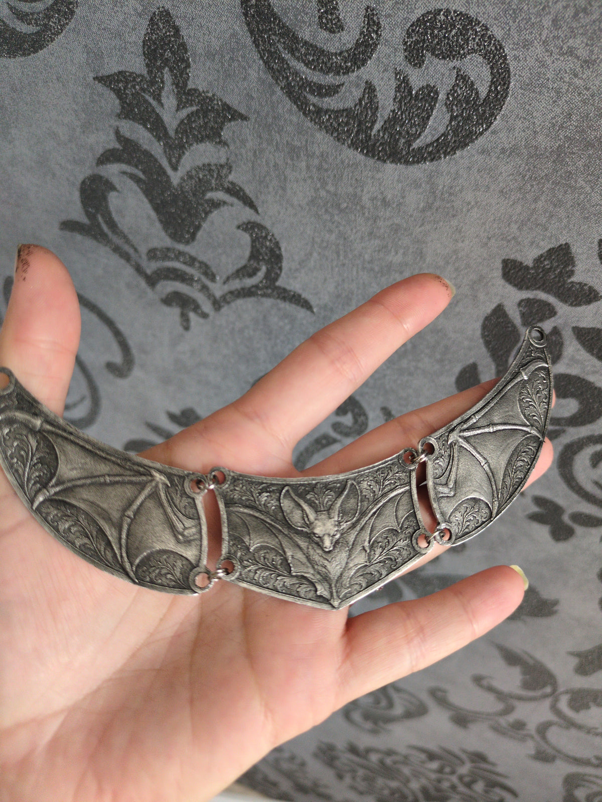 Collier Chauve-Souris – Torque Ras-de-Cou Articulé en Aluminium Embossé – Gothique, Medievalcore & Dark Fantasy
