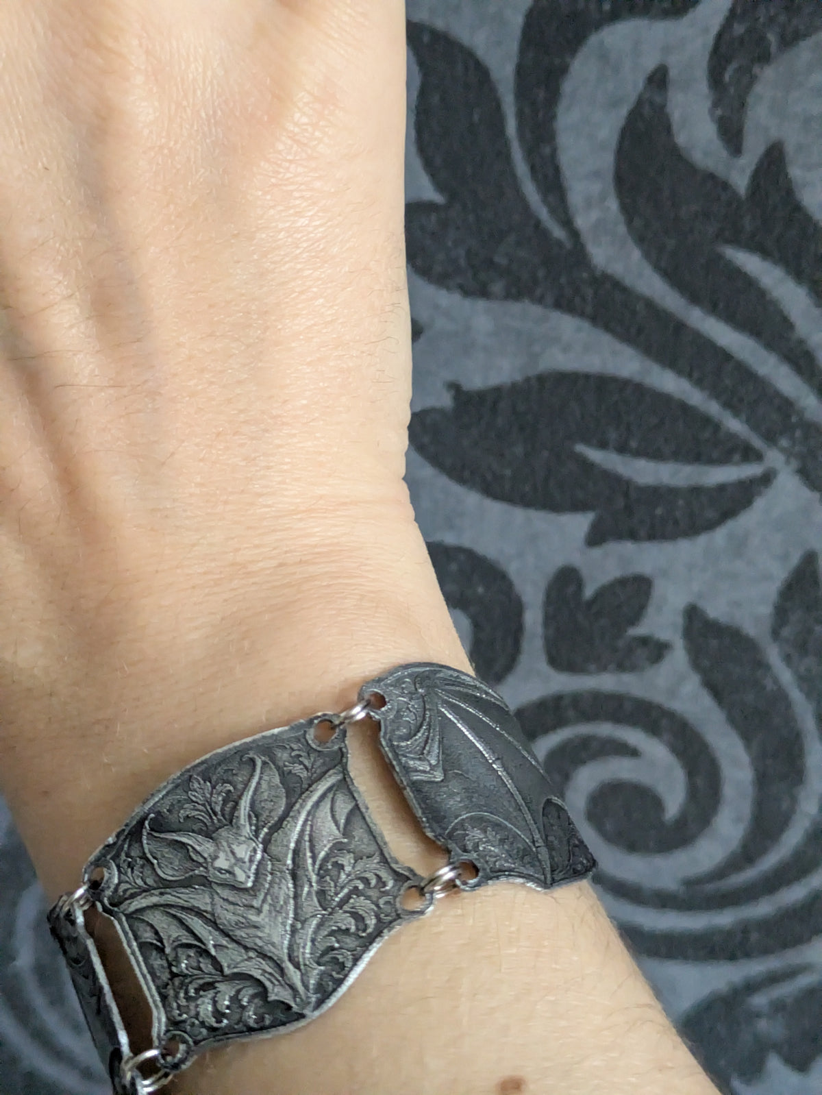 Bracelet Chauve-Souris Enchaînée – Bracelet Armure Articulé en Aluminium Embossé – Medievalcore, Gothique & Dark Fantasy