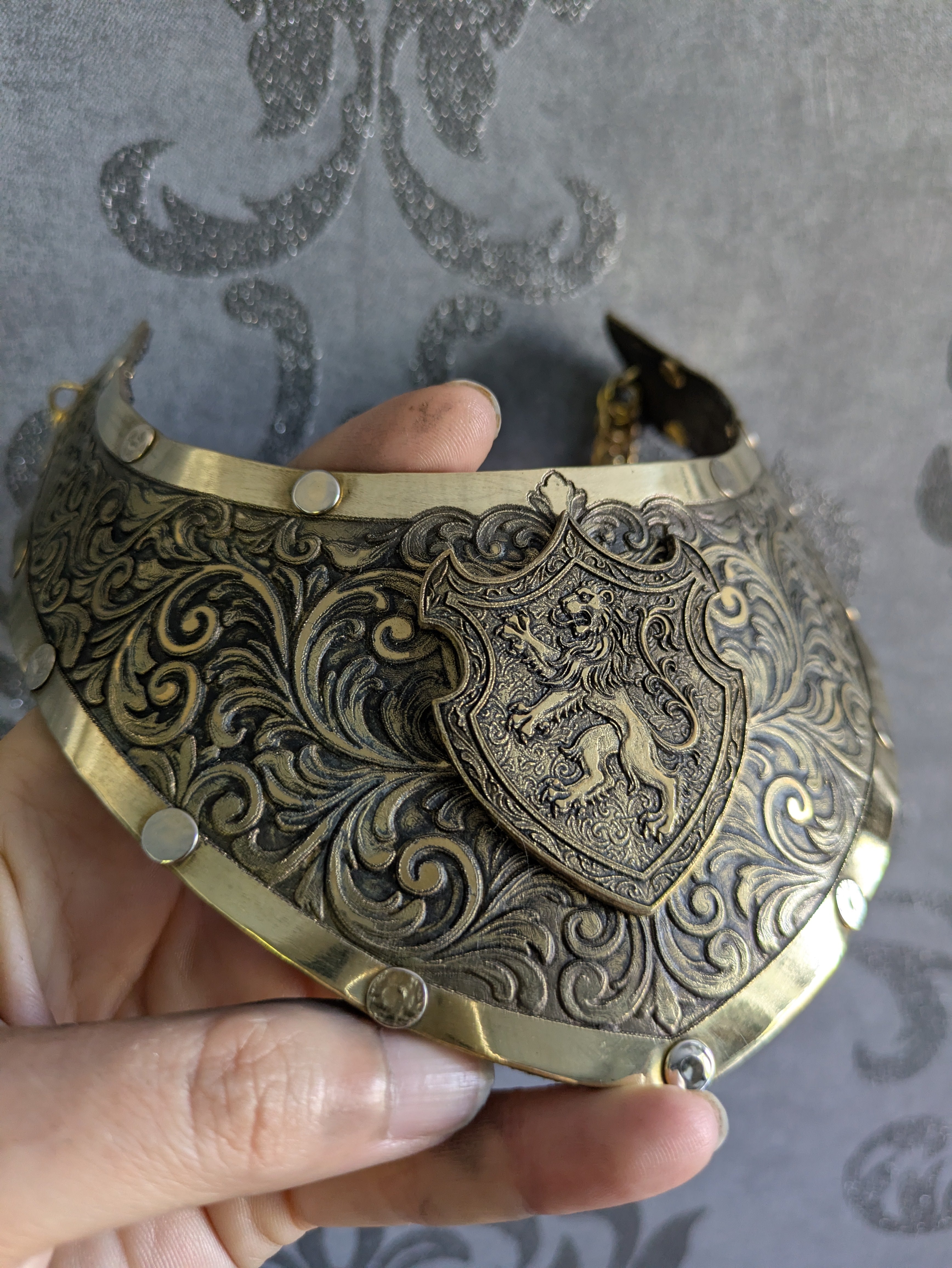 Collier Plastron Gorget – Blason Lion Héraldique Laiton