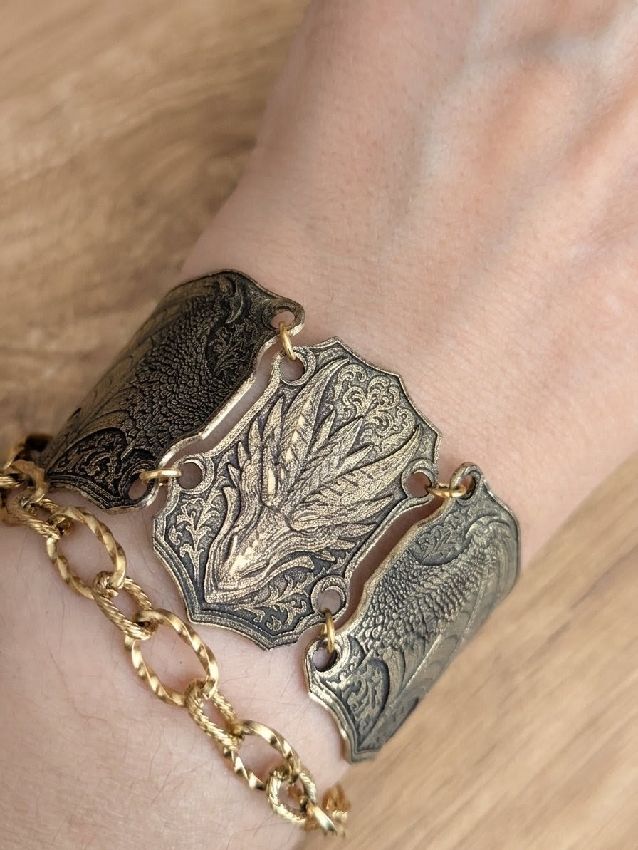 Bracelet armure Dragon articulé: Bracelet en laiton embossé style Medievalcore