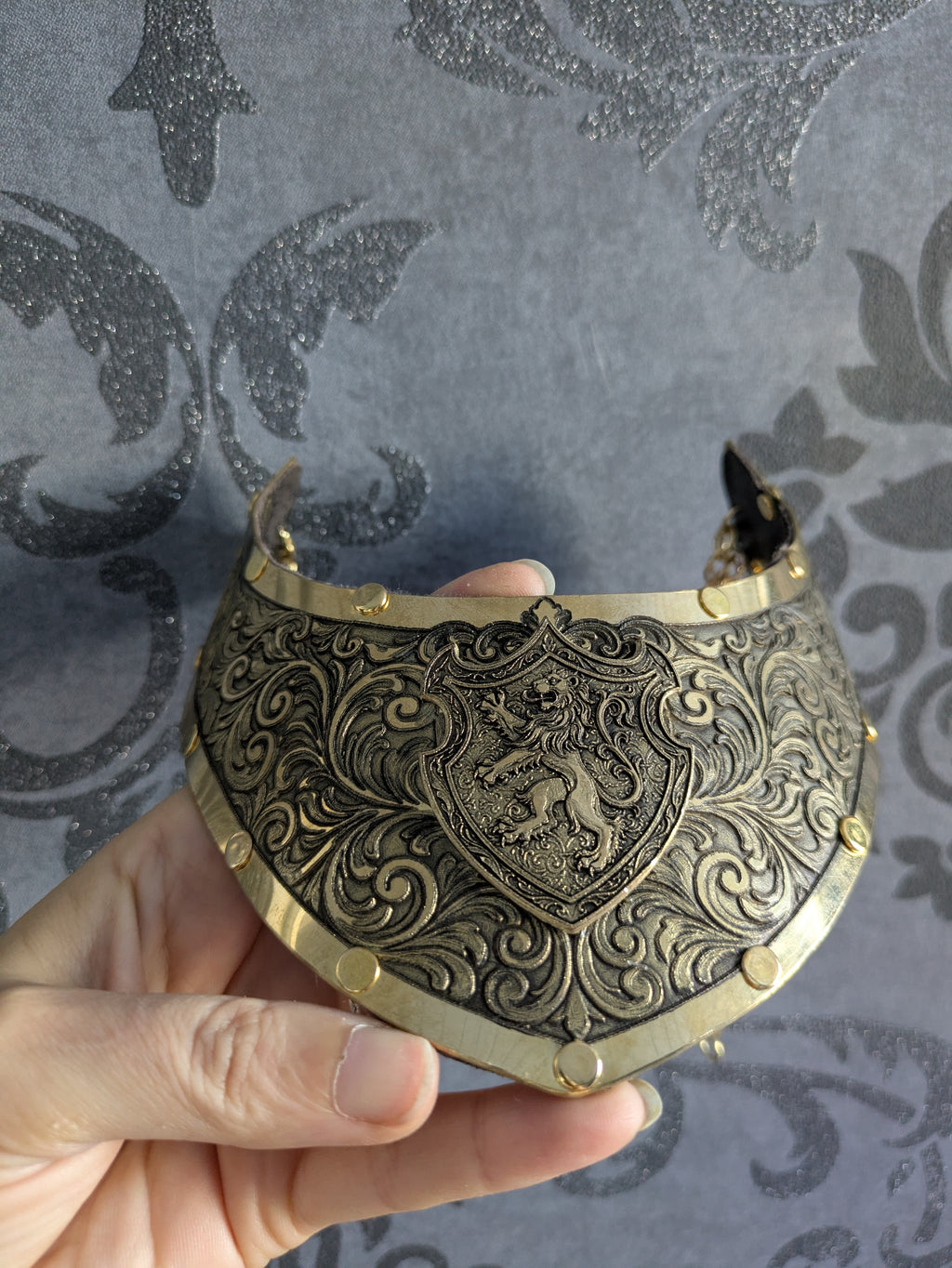 Collier Plastron Gorget – Blason Lion Héraldique Laiton