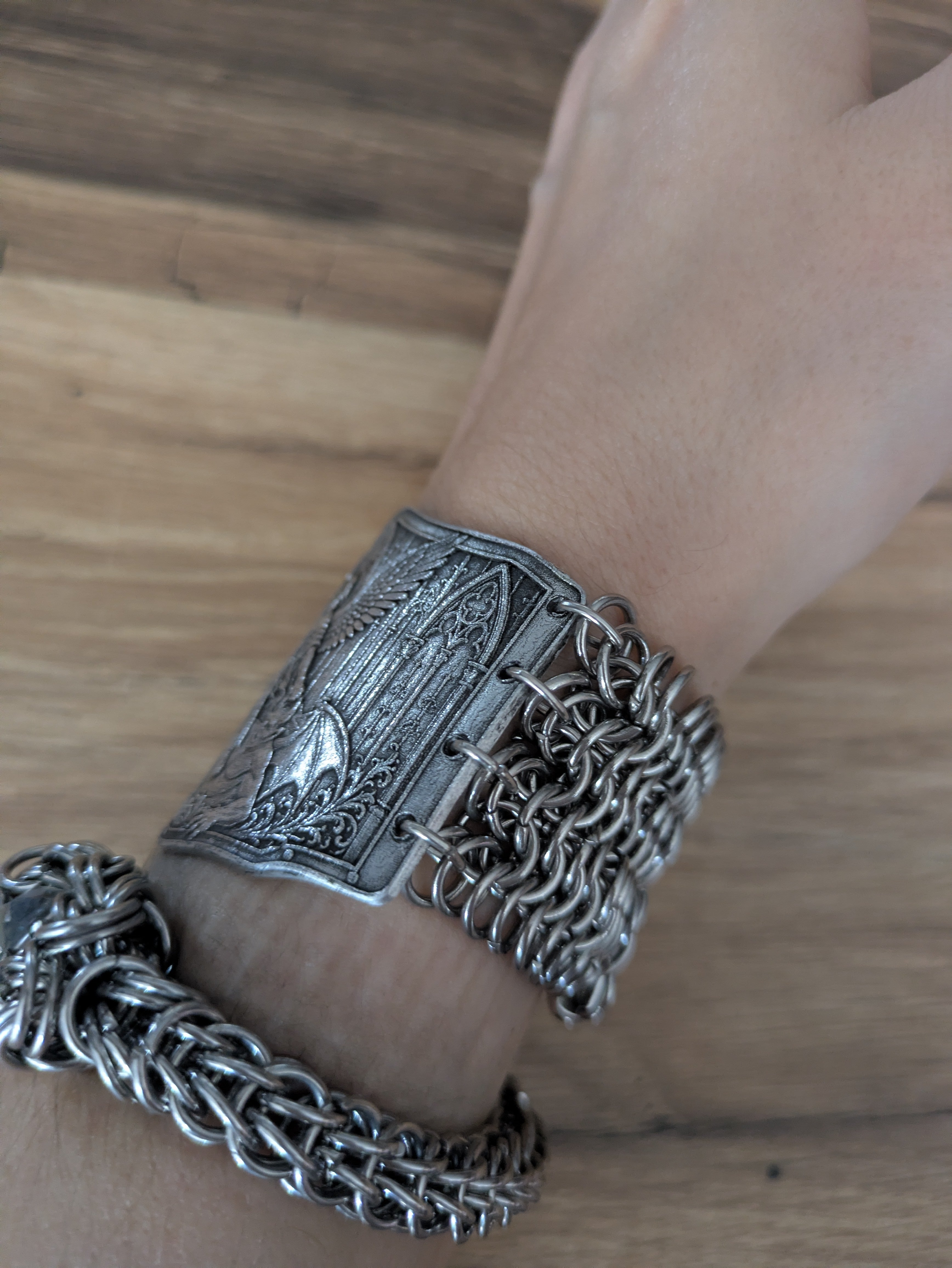 Bracelet Armure Saint Michel Terrassant le Démon – Bijou Medievalcore & Cotte de Maille