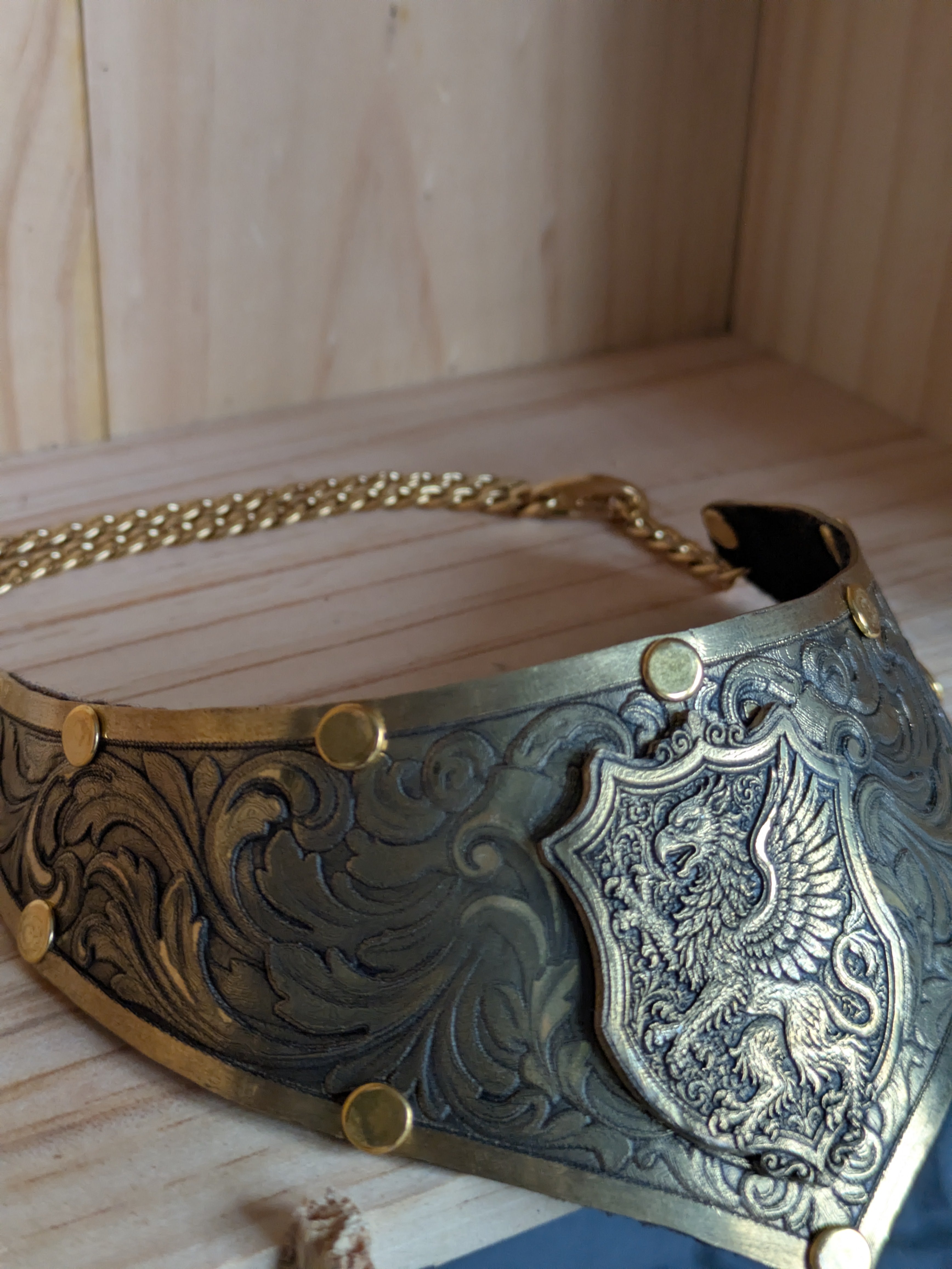 Collier Plastron Gorget Laiton – Blason Griffon Héraldique