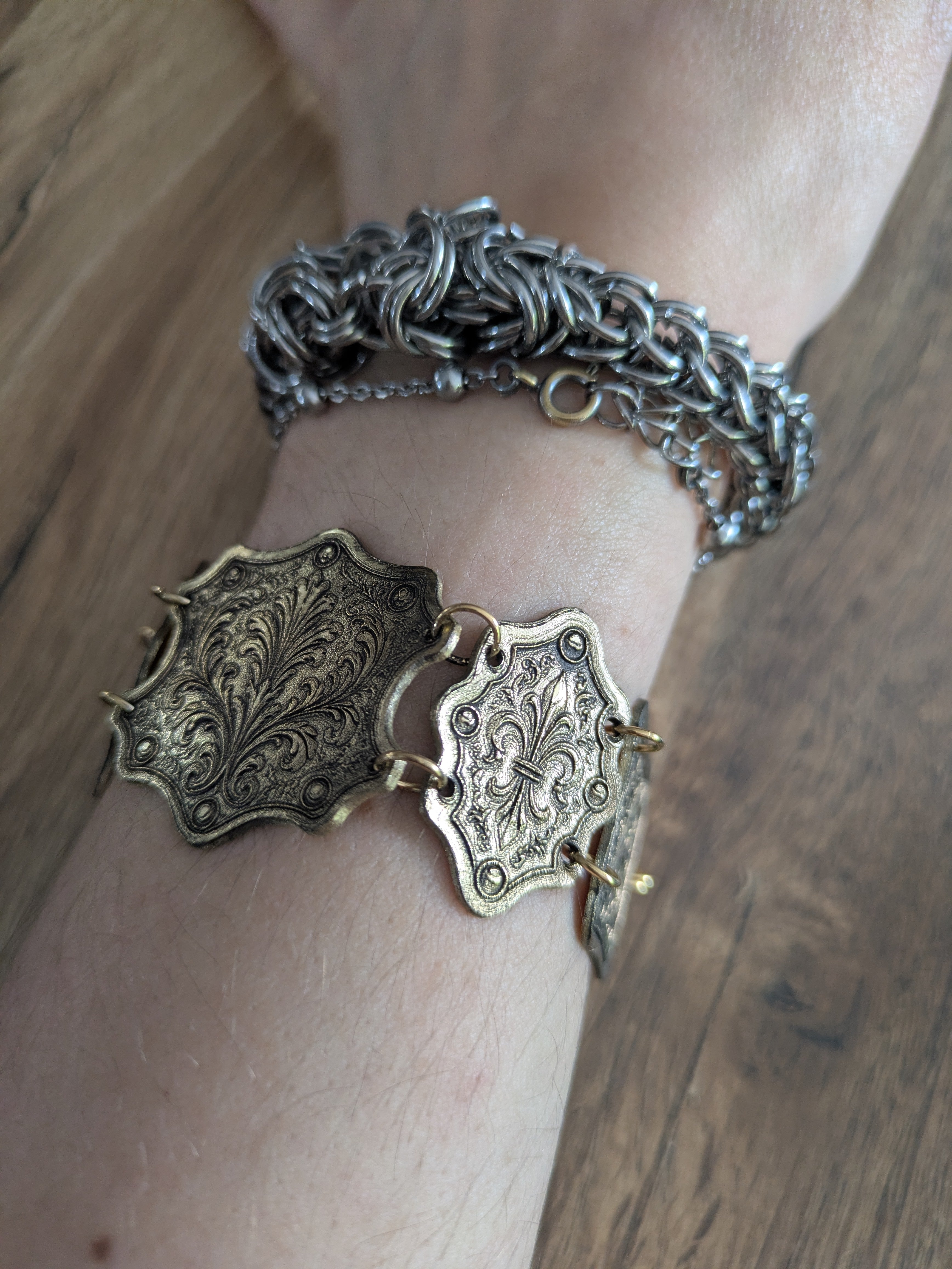 Bracelet Médiéval Laiton Acanthe – Articulé Cotte de Maille Doré