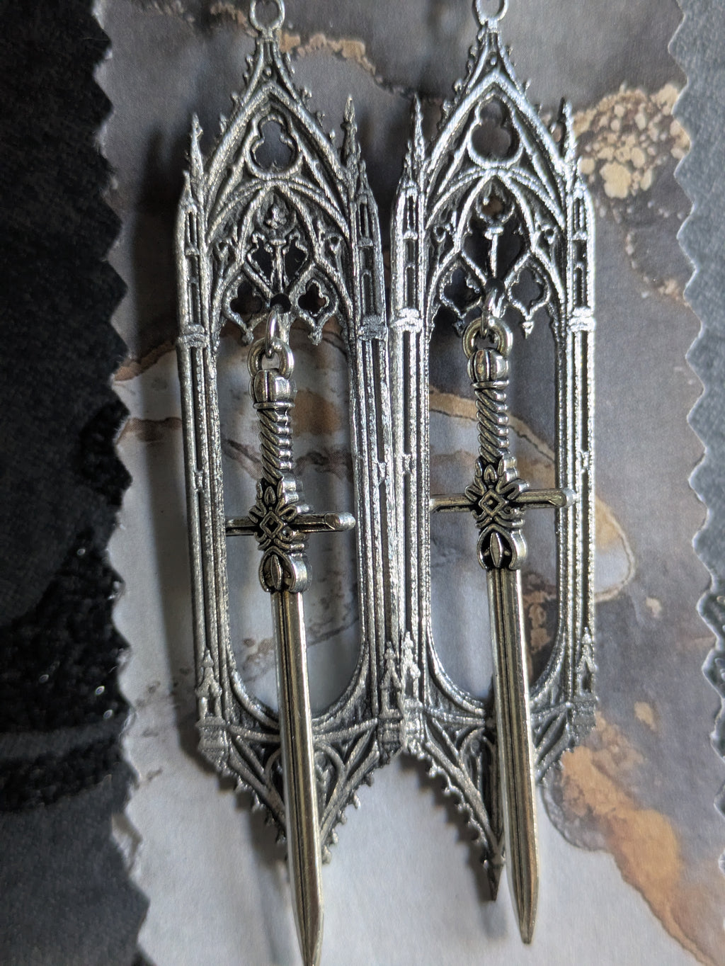 Boucles d'oreilles Épée Gothique en Aluminium – Bijoux Cathédrale Médiévaux Fantasy | Tokyo Stories