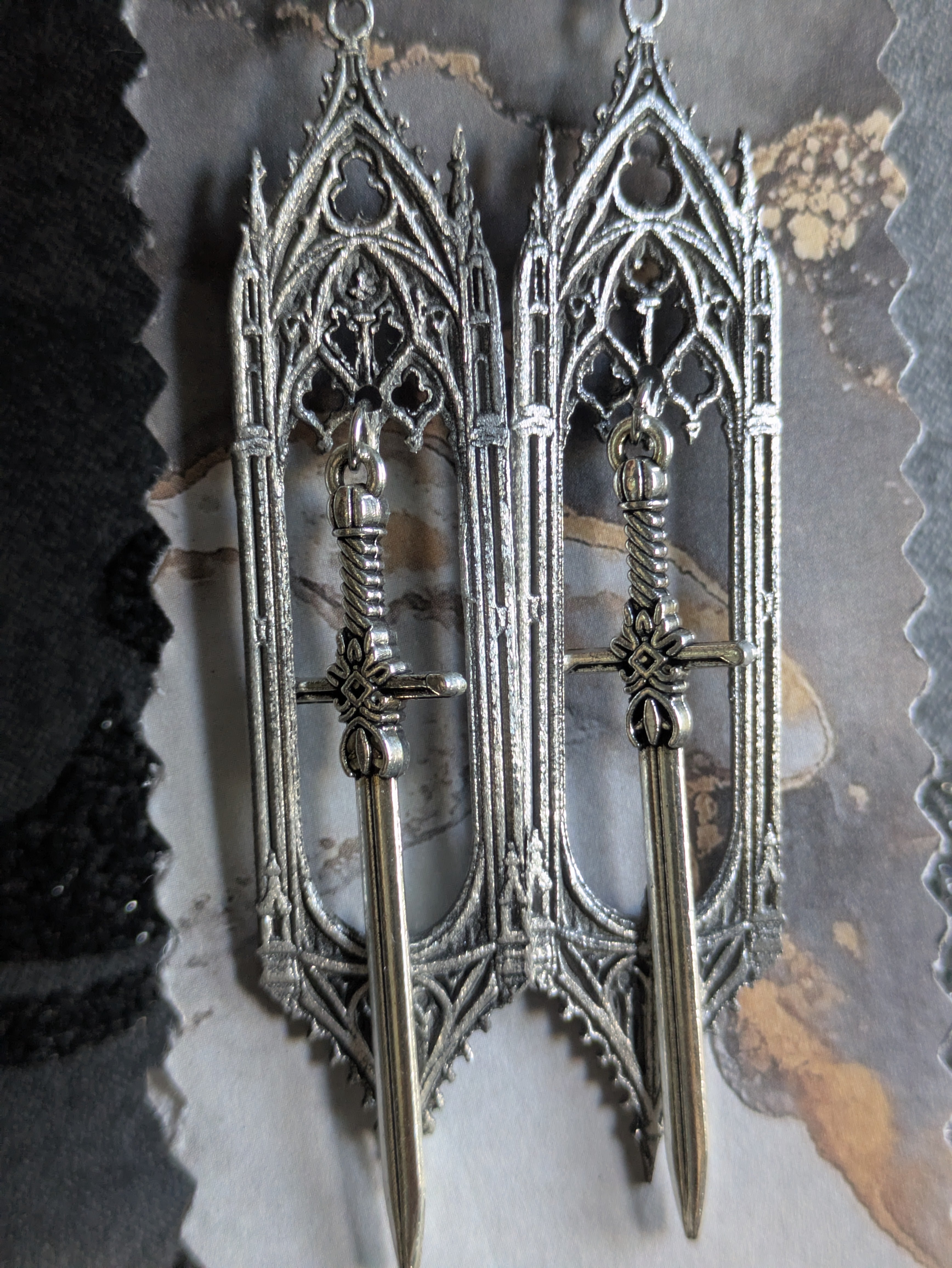 Boucles d'oreilles Épée Gothique en Aluminium – Bijoux Cathédrale Médiévaux Fantasy | Tokyo Stories
