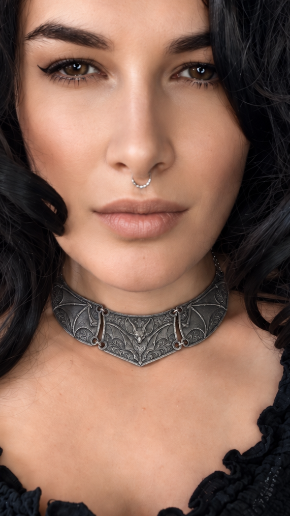 Collier Chauve-Souris – Torque Ras-de-Cou Articulé en Aluminium Embossé – Gothique, Medievalcore & Dark Fantasy