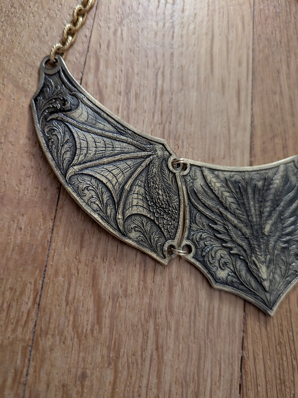 Collier armure Dragon articulé: Ras-le-cou en laiton embossé style Dark Fantasy