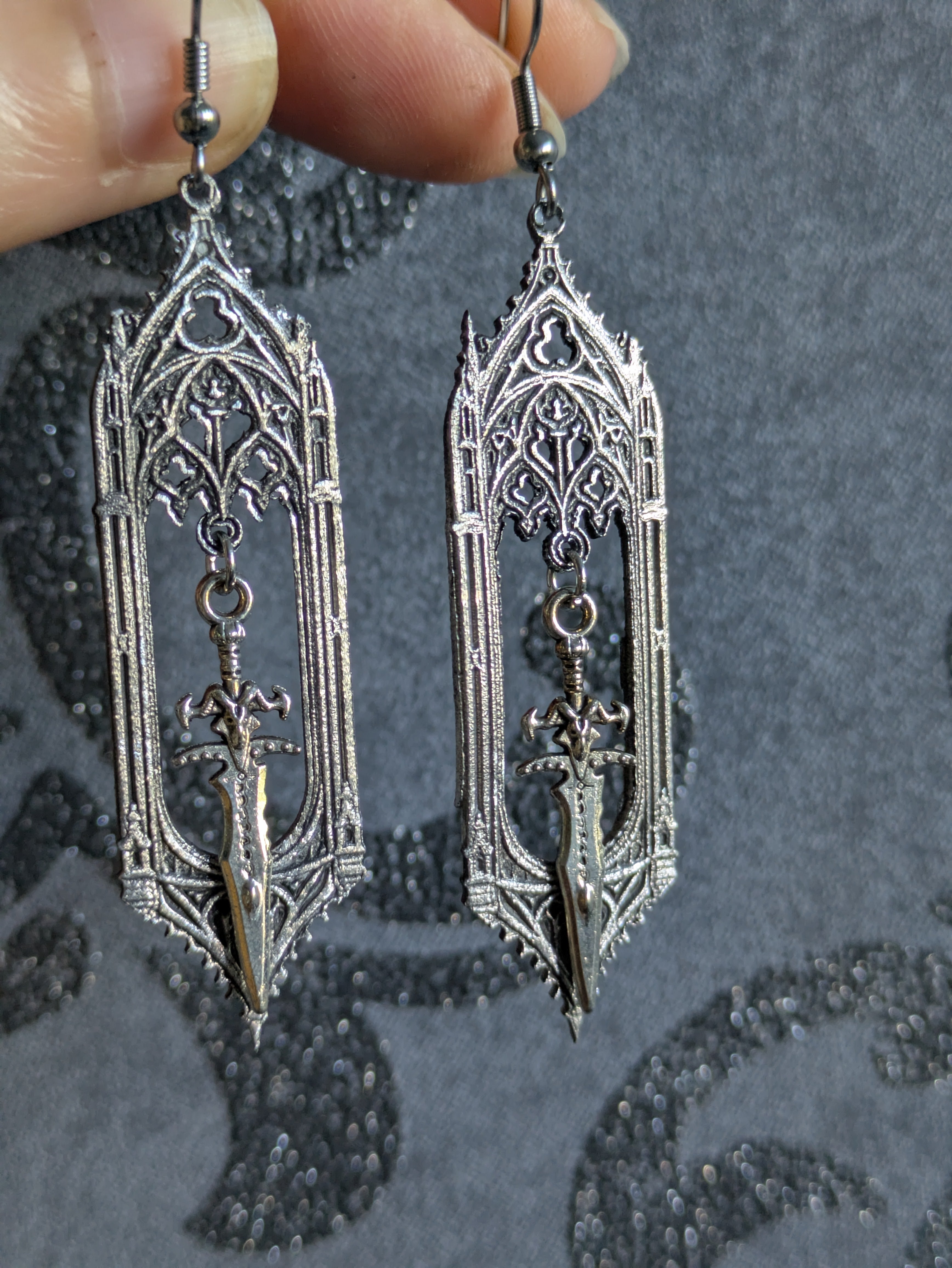 Boucles d'oreilles Épée Gothique en Aluminium – Bijoux Cathédrale Médiévaux Fantasy | Tokyo Stories
