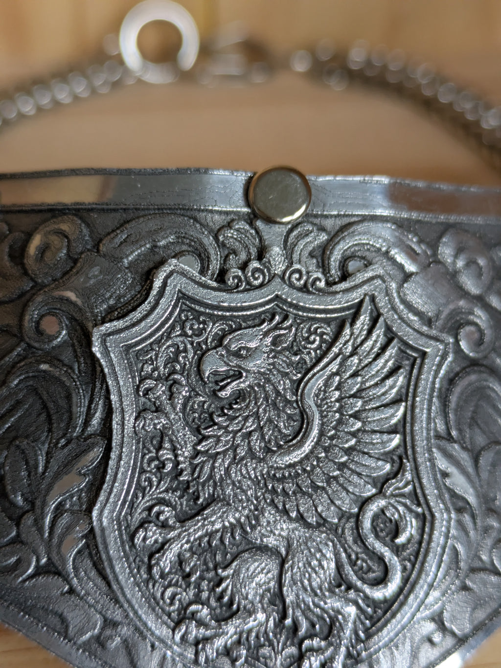 Collier Plastron Gorget – Blason Griffon Héraldique Aluminium