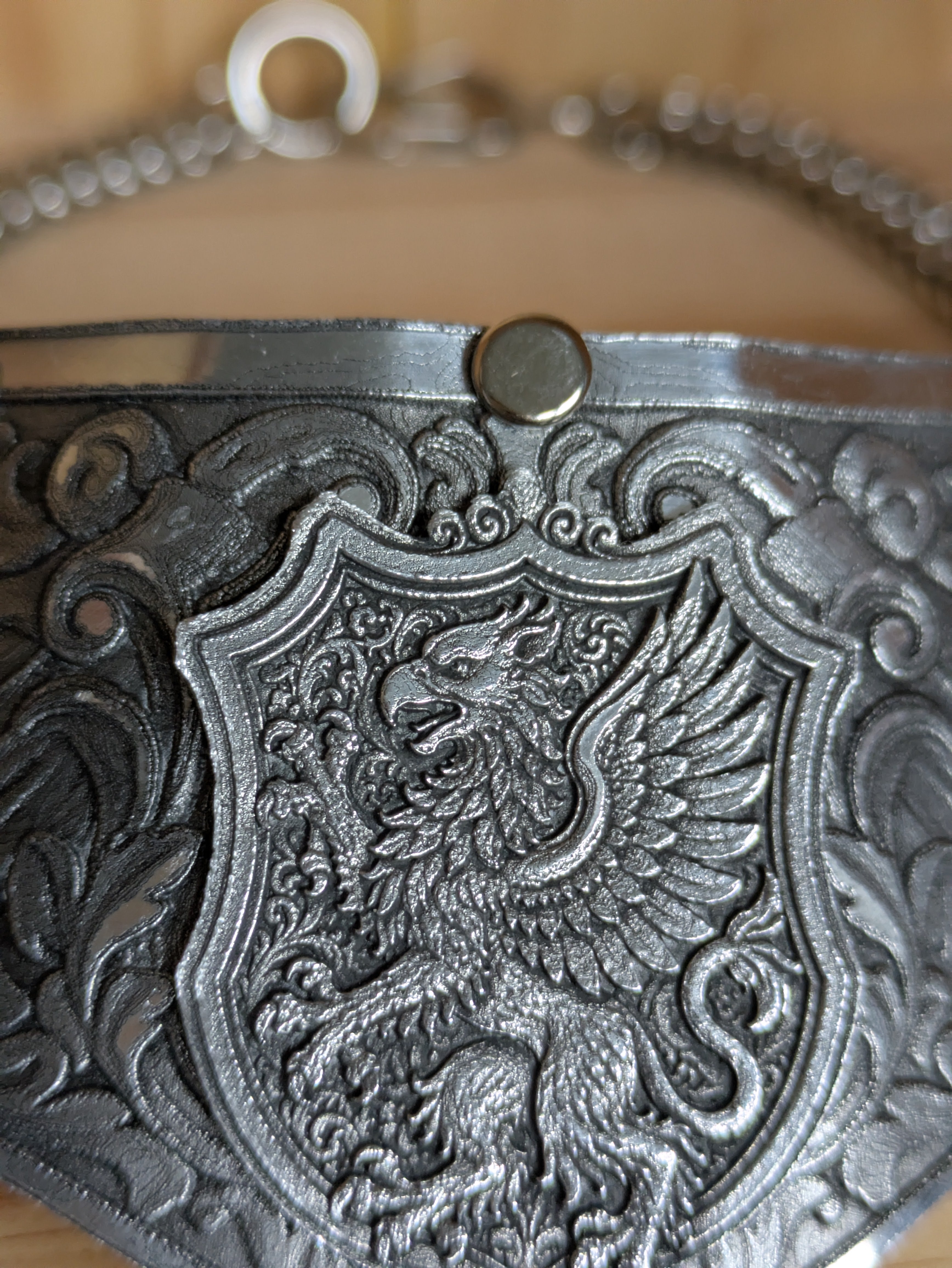 Collier Plastron Gorget – Blason Griffon Héraldique Aluminium