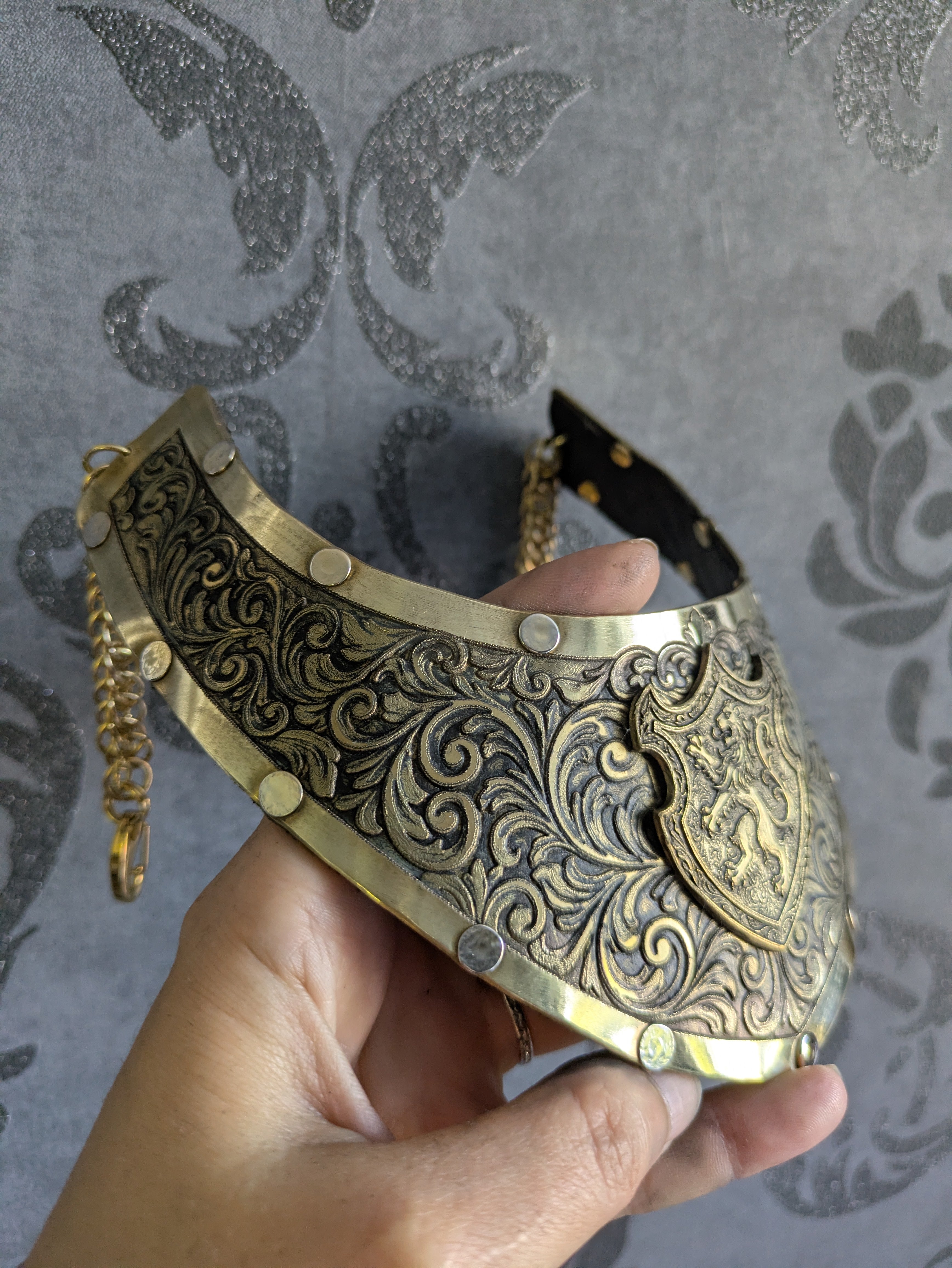 Collier Plastron Gorget – Blason Lion Héraldique Laiton