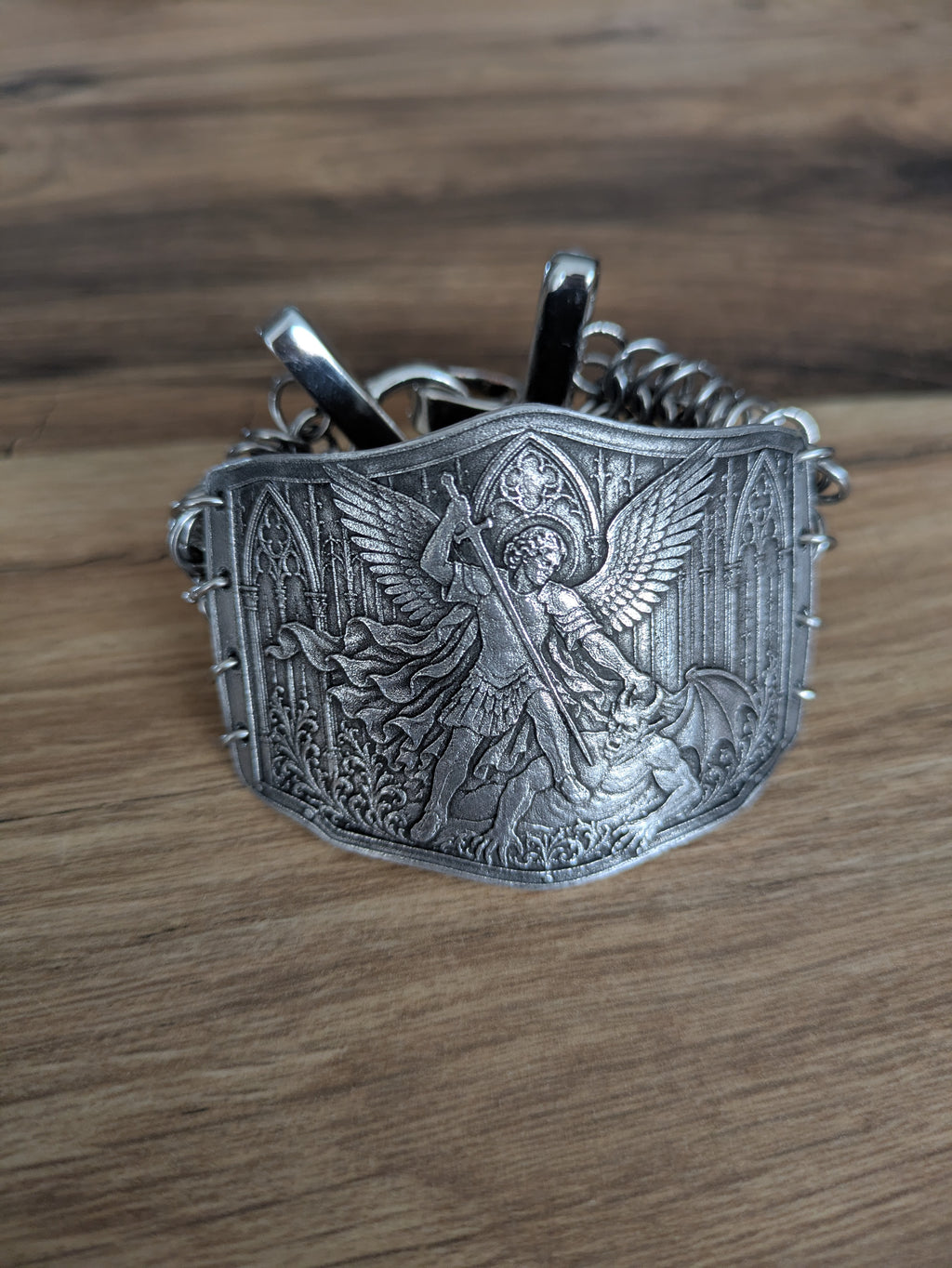 Bracelet Armure Saint Michel Terrassant le Démon – Bijou Medievalcore & Cotte de Maille