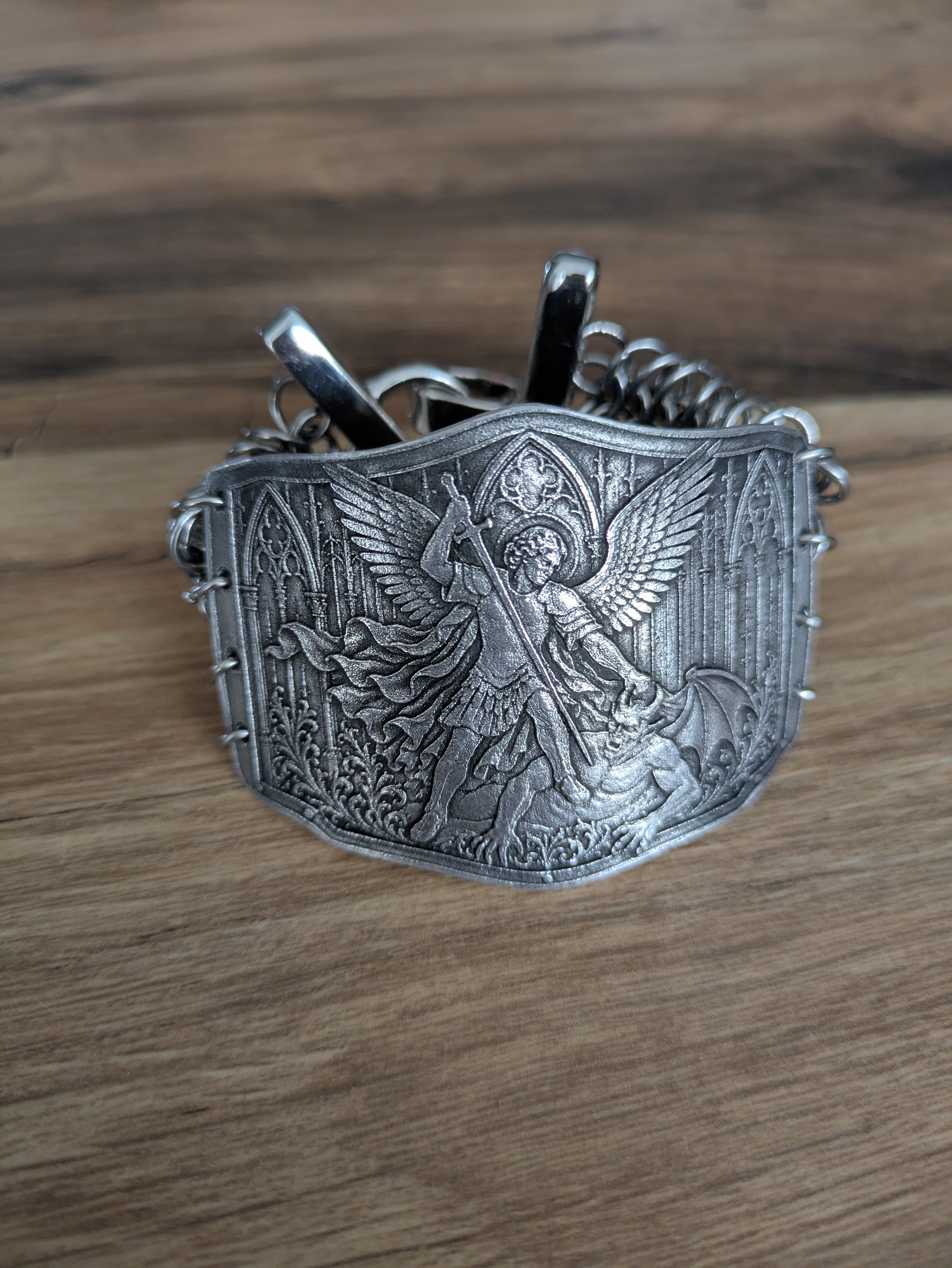 Bracelet Armure Saint Michel Terrassant le Démon – Bijou Medievalcore & Cotte de Maille