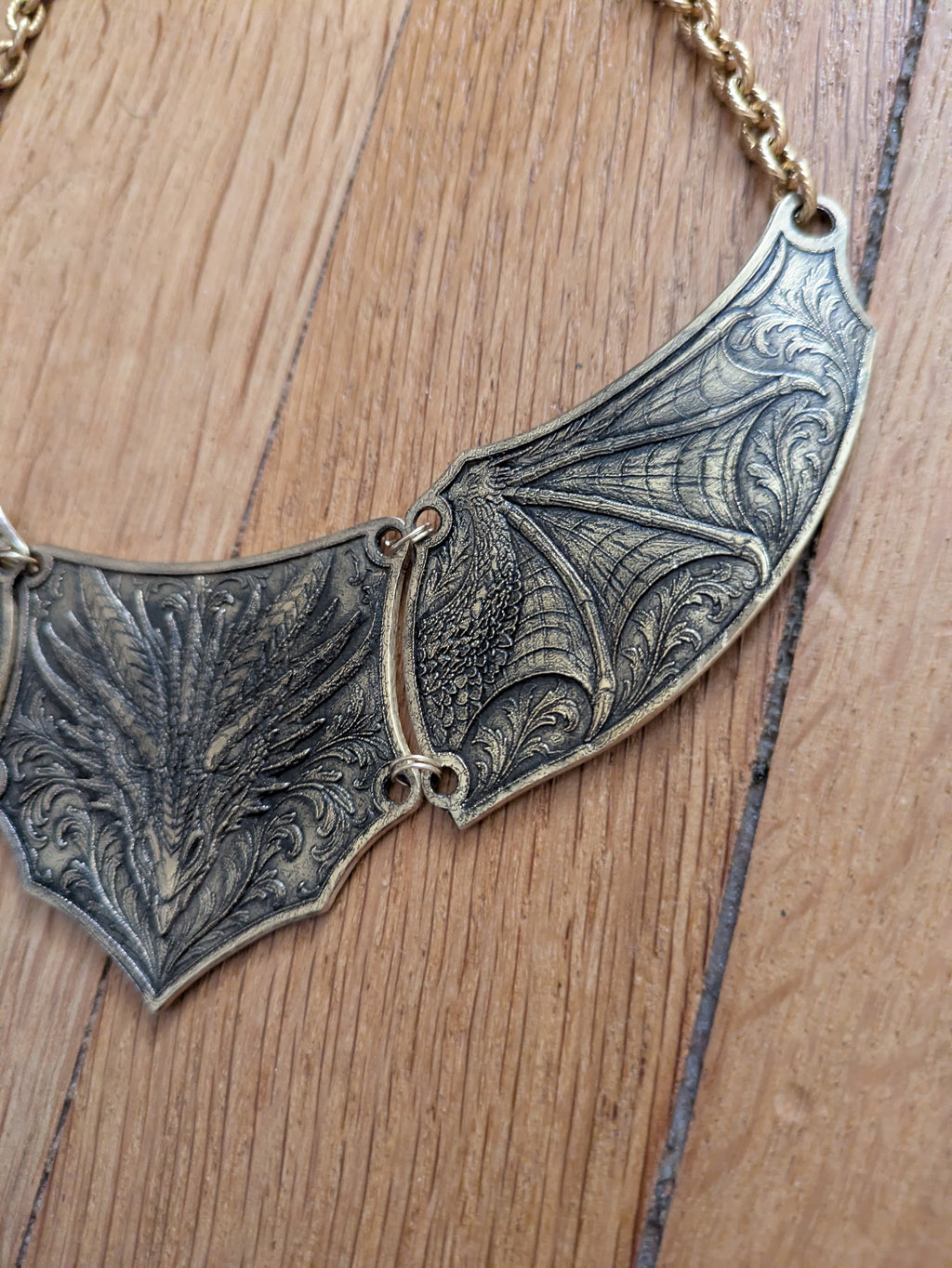 Collier armure Dragon articulé: Ras-le-cou en laiton embossé style Dark Fantasy