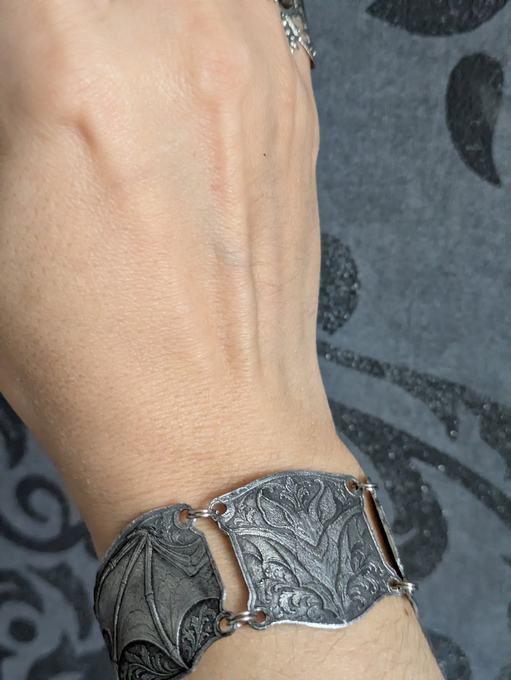 Bracelet Chauve-Souris Enchaînée – Bracelet Armure Articulé en Aluminium Embossé – Medievalcore, Gothique & Dark Fantasy