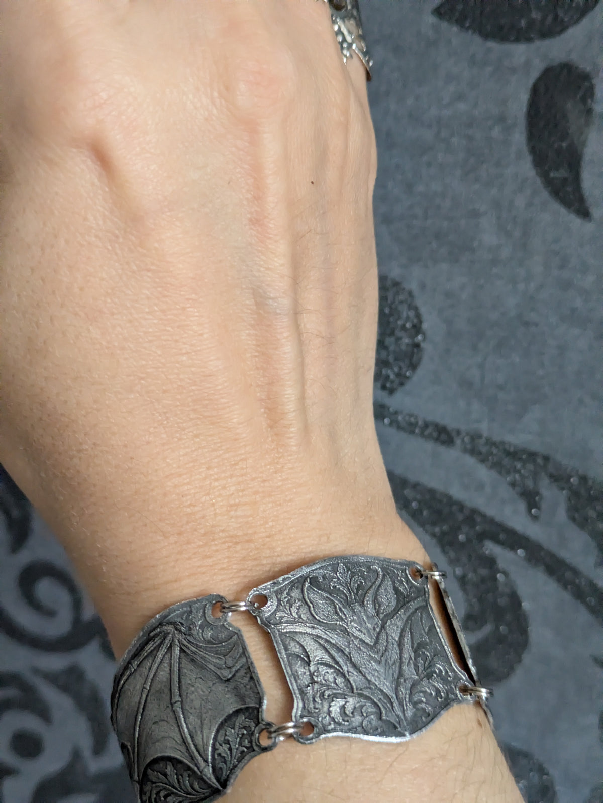 Bracelet Chauve-Souris Enchaînée – Bracelet Armure Articulé en Aluminium Embossé – Medievalcore, Gothique & Dark Fantasy