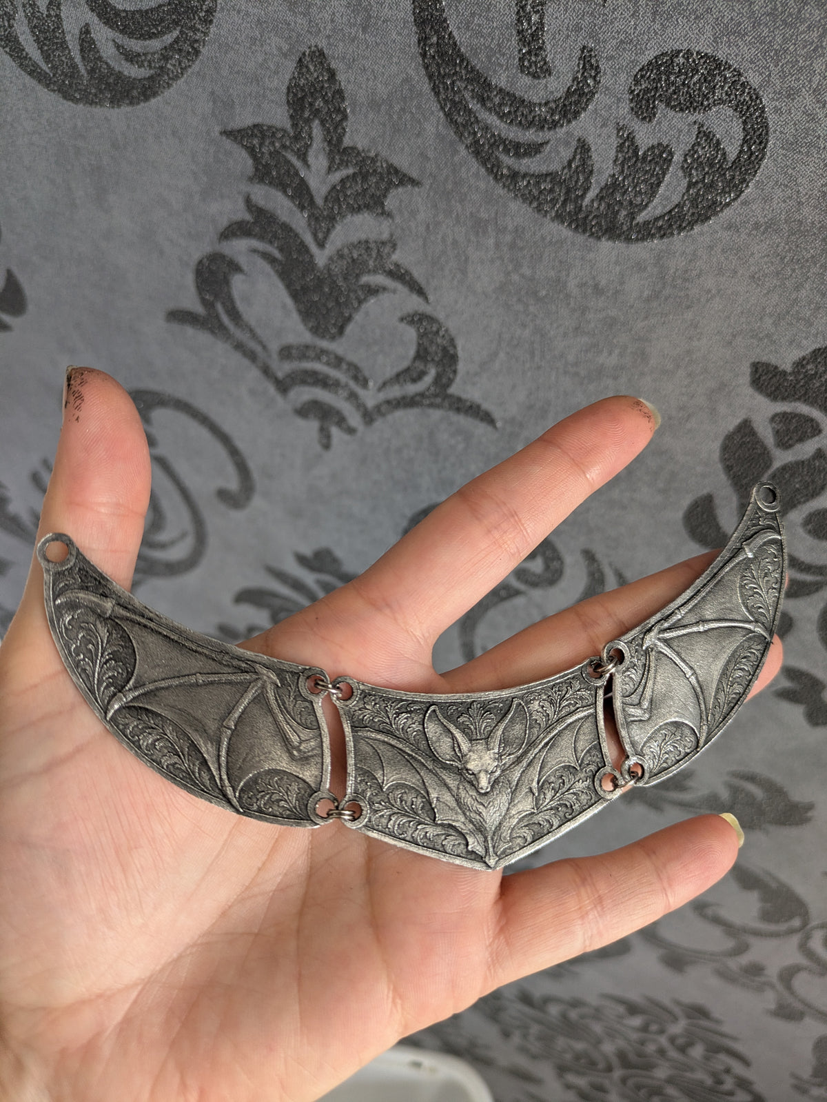 Collier Chauve-Souris – Torque Ras-de-Cou Articulé en Aluminium Embossé – Gothique, Medievalcore & Dark Fantasy