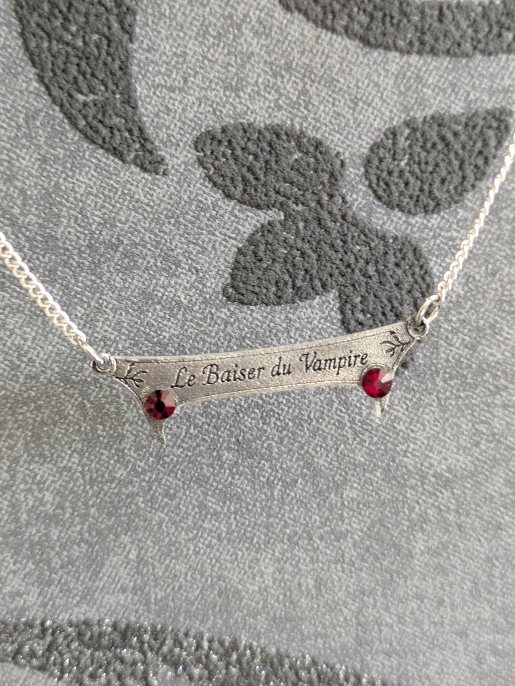Le Baiser du Vampire – Collier/Bracelet Gothique Grenat Dark Romance & Vampirecore