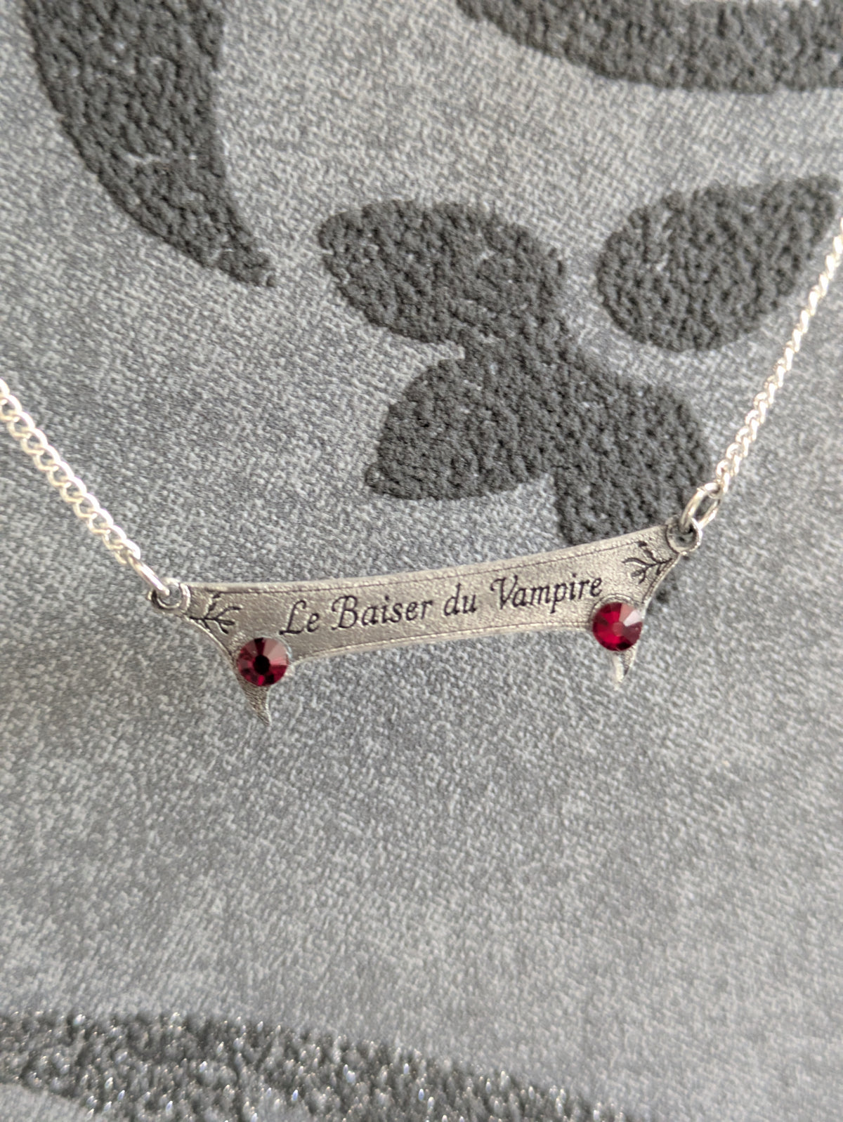 Le Baiser du Vampire – Collier/Bracelet Gothique Grenat Dark Romance & Vampirecore