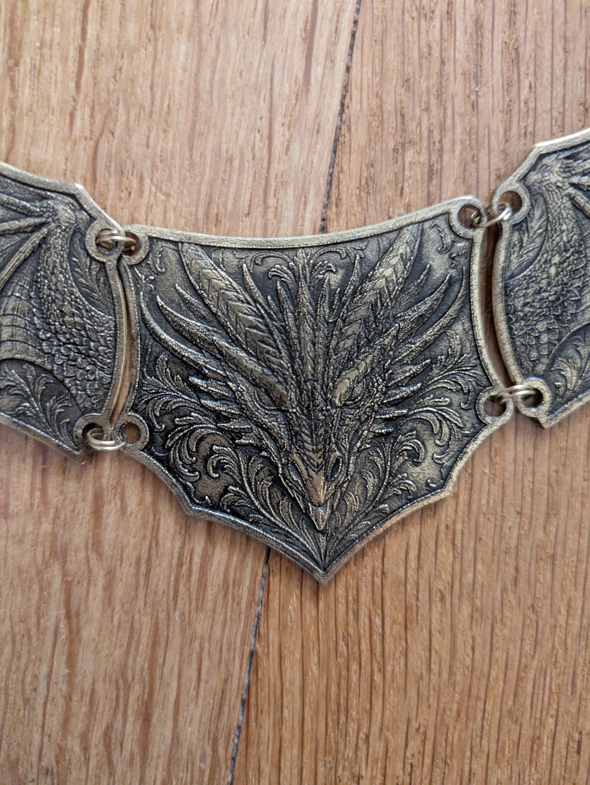 Collier armure Dragon articulé: Ras-le-cou en laiton embossé style Dark Fantasy